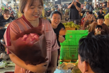 Chàng trai bốc vác quỳ gối cầu hôn cô gái bán rau giữa chợ ở TP.HCM
