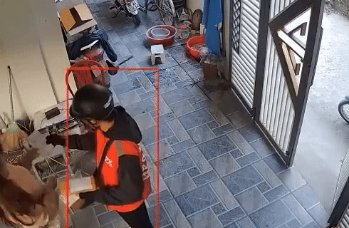 Co gai duoc shipper 'ruot' moi cuoi sau 3 nam nhan hang hinh anh