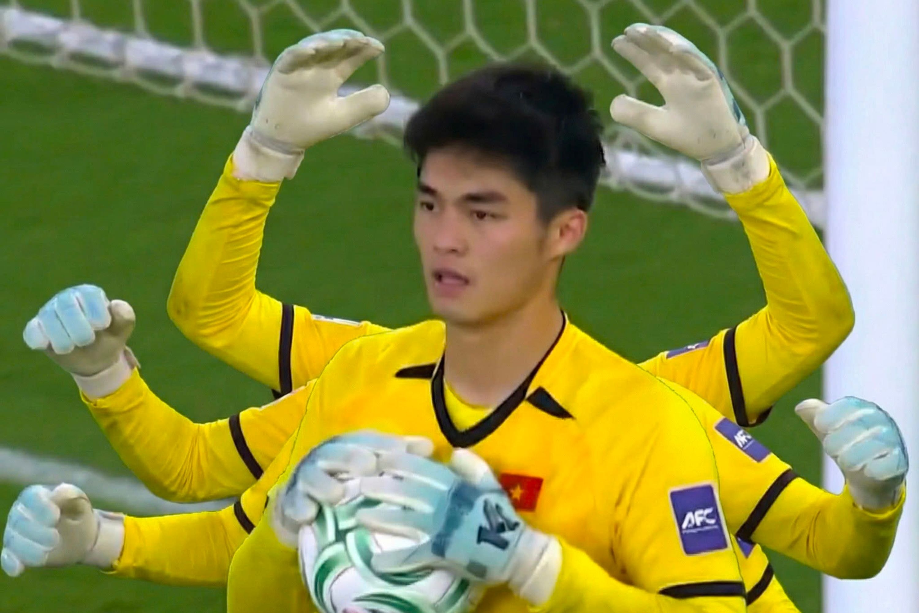 'Nguoi Nhen' Trung Kien va anh che sau dia chan cua U23 Viet Nam hinh anh