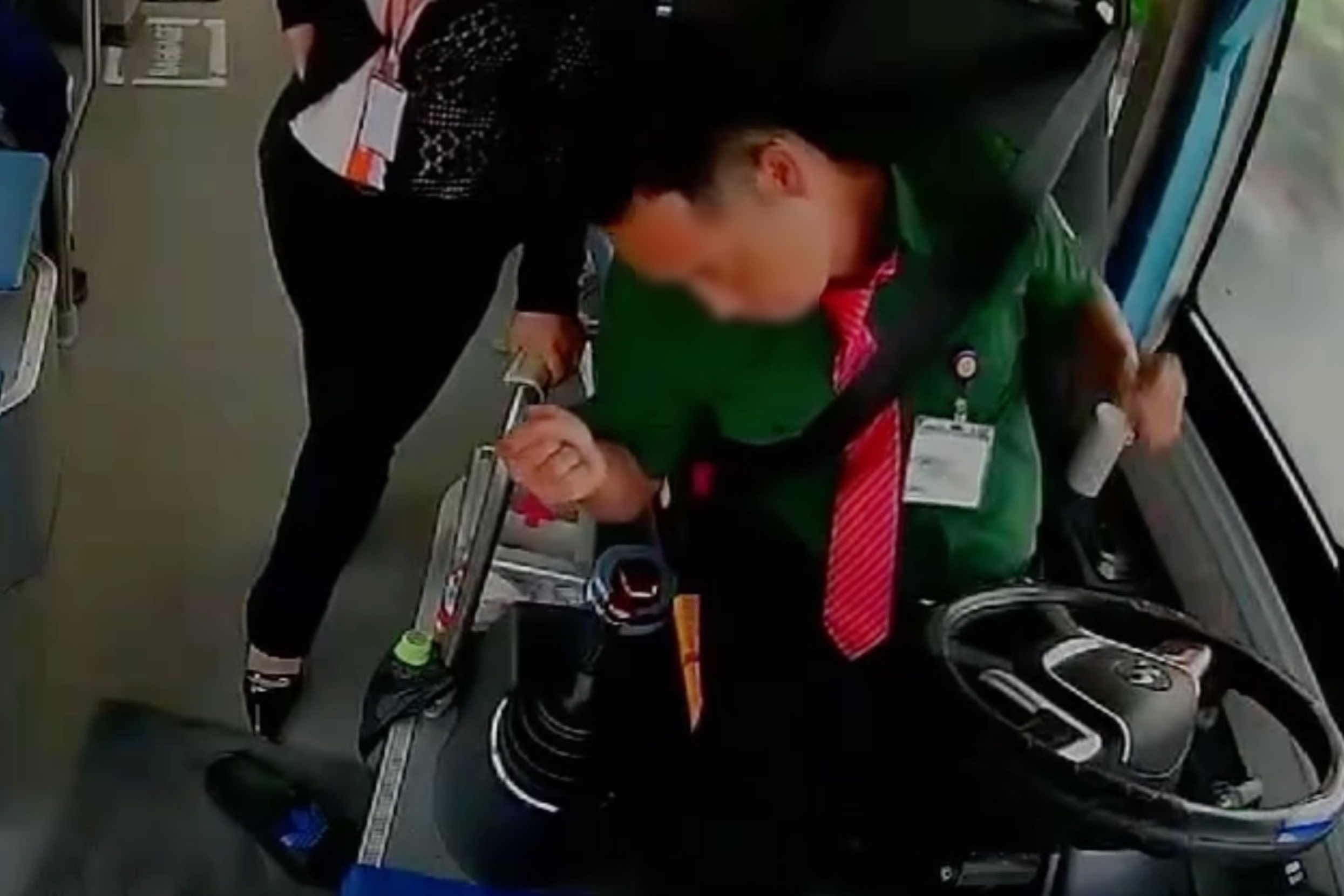 Tai xe xe buyt TP.HCM dot quy khi dang lai xe hinh anh