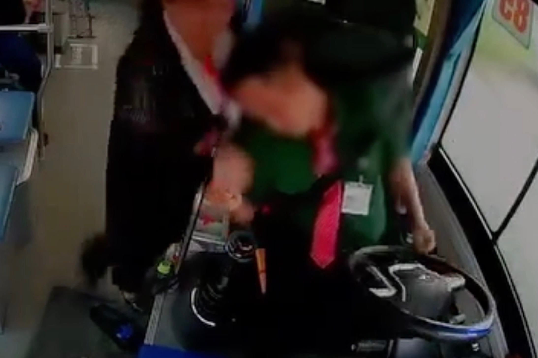 Tai xe xe buyt dot quy khi dang lai xe o TP.HCM hinh anh