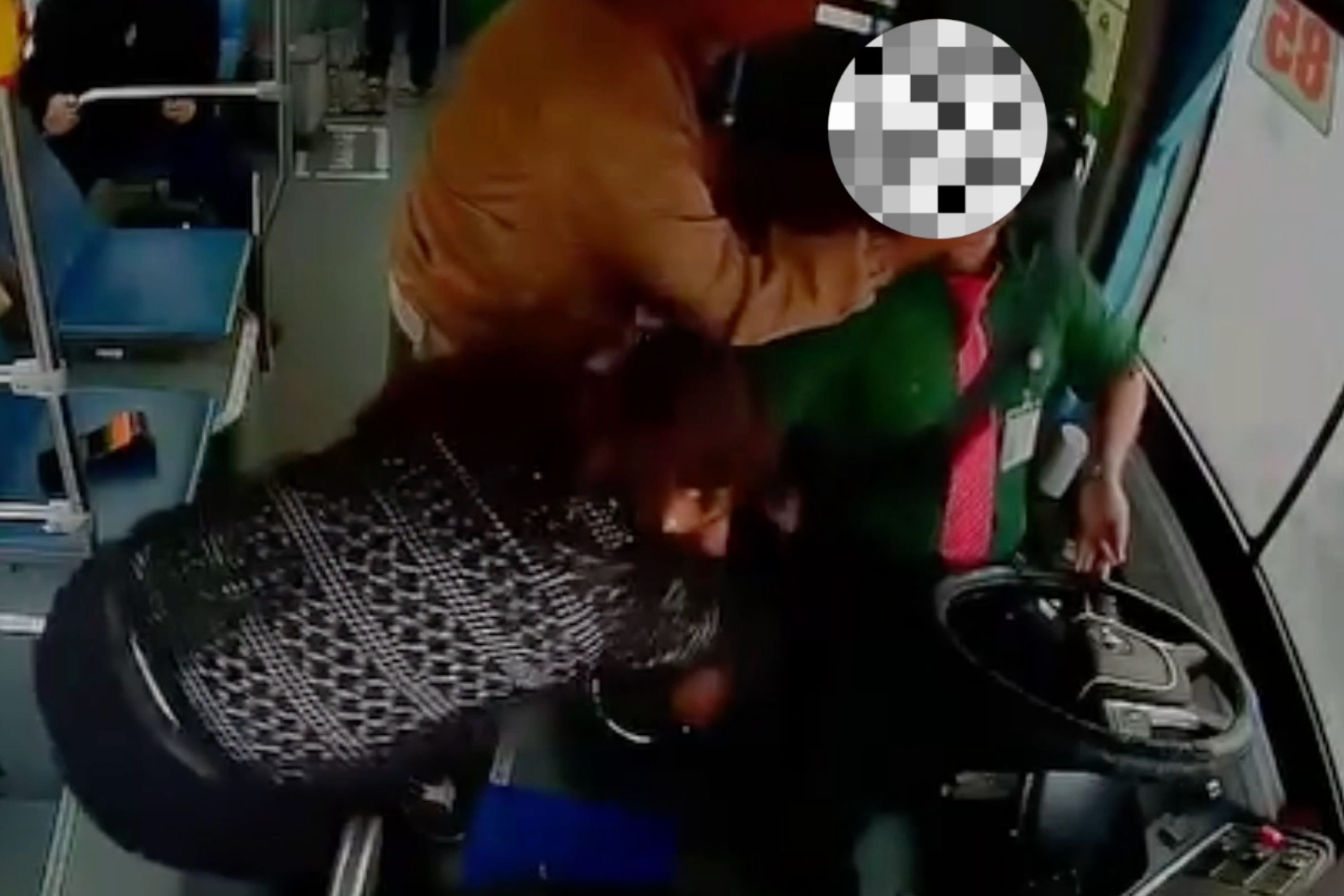 Tai xe xe buyt dot quy khi dang lai xe o TP.HCM hinh anh