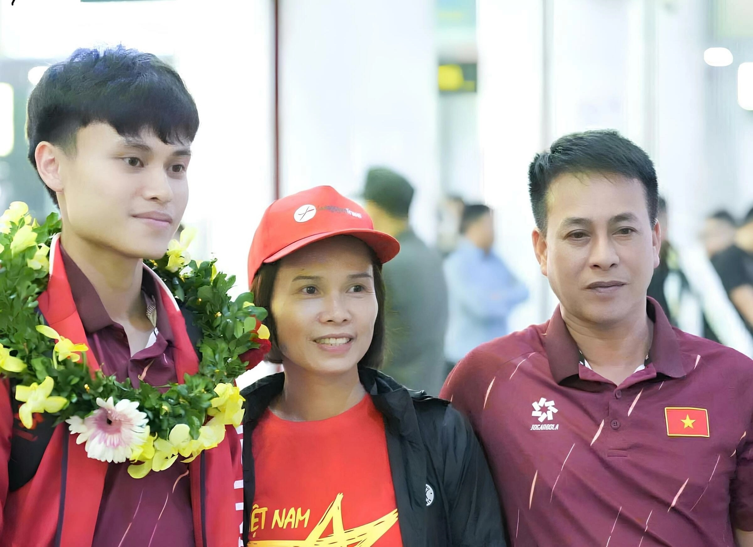 Bo cau thu Minh Phuc: Tung cam con da bong vi so kho hinh anh