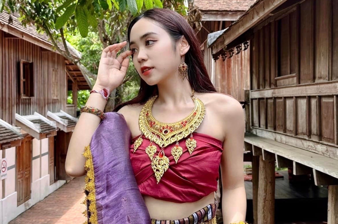 Hot girl Lao duoc dai Han phong van khi 'di bao' mung U23 Viet Nam hinh anh