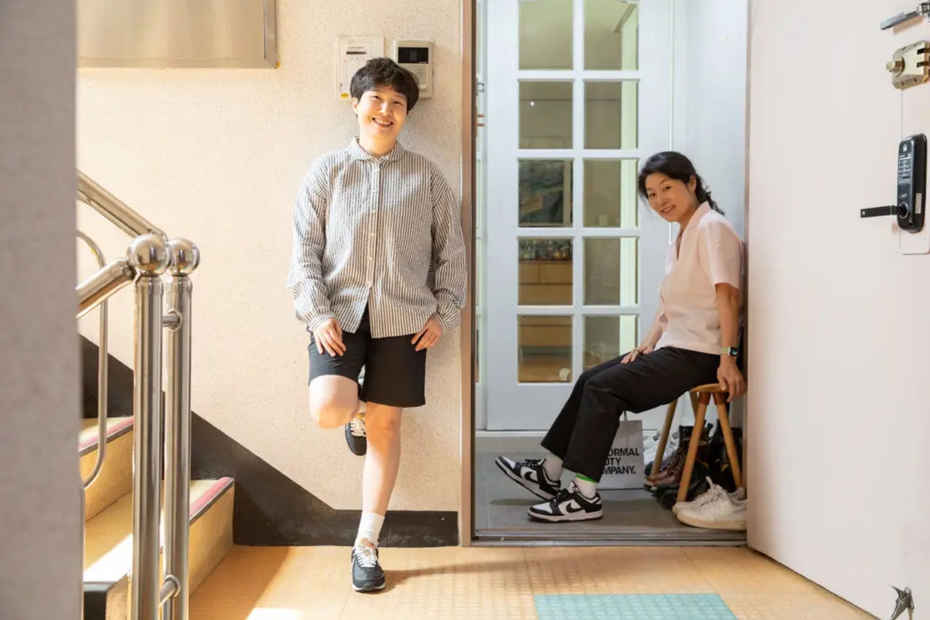 2 phu nu, 4 con meo chung song trong 1 ngoi nha hinh anh