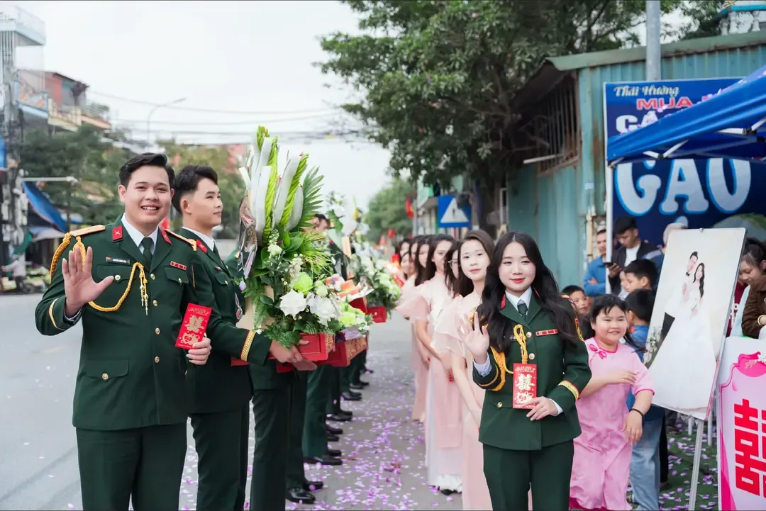 Can canh dan be trap quan doi cao rao, sang sua trong dam hoi Hung Yen hinh anh