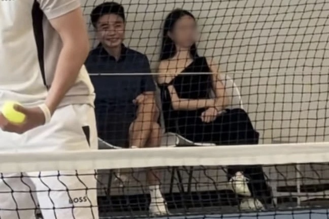 Huyen 2k4 len tieng ve co gai o san pickleball cung chong cu hinh anh