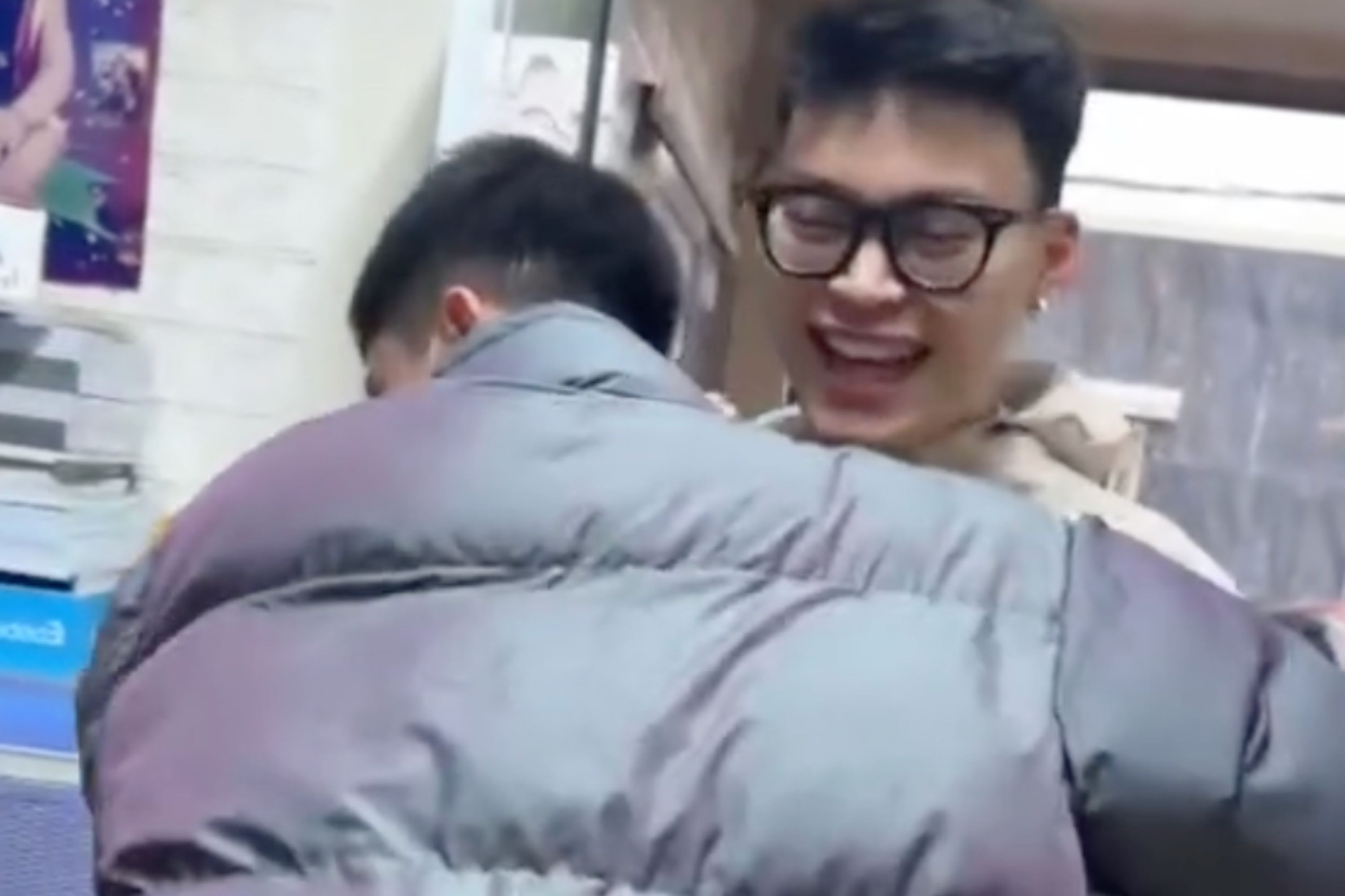 Sau 2 nam du hoc Duc, anh trai gia lam shipper ve nha gap em trai hinh anh