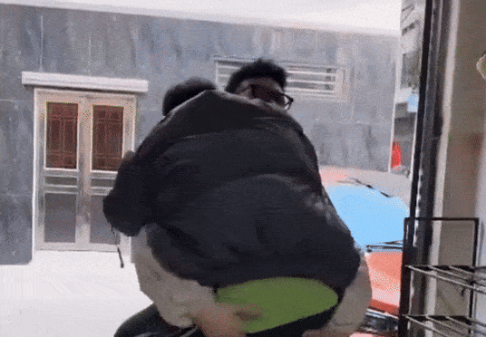 Anh bí mật từ Đức về Việt Nam, giả làm shipper khiến em trai òa khóc