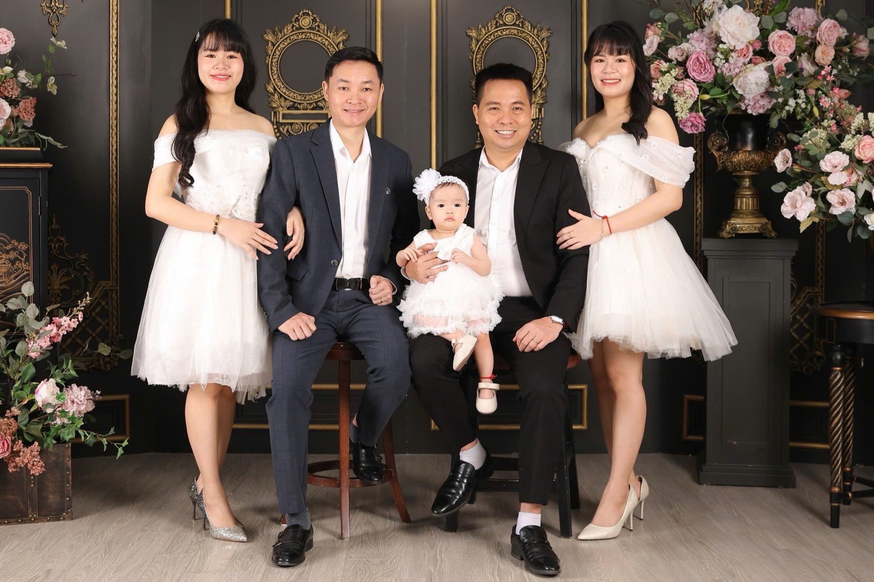 Chi em sinh doi lay chong, mua nha song chung du bi gia dinh phan doi hinh anh