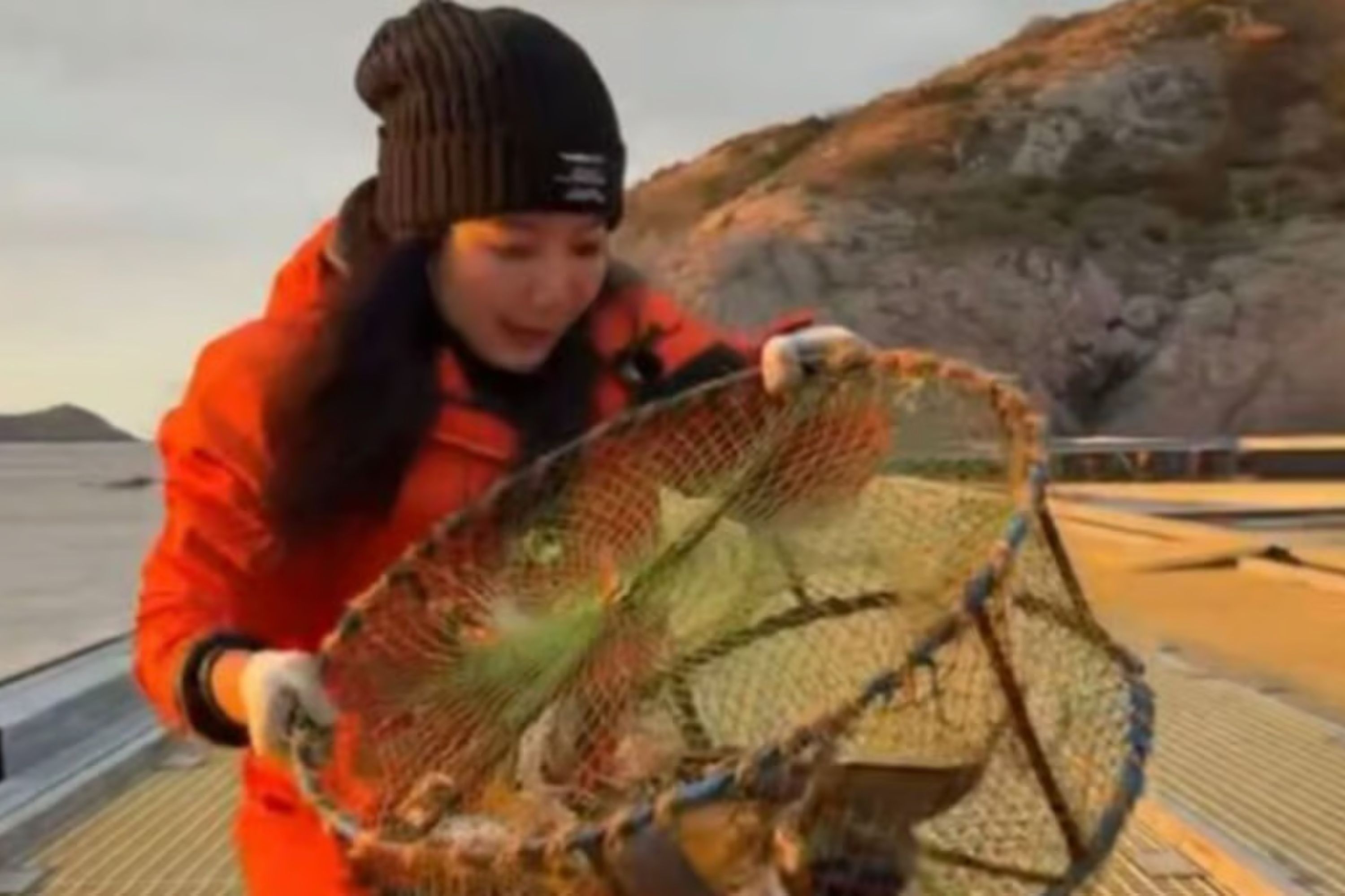 Nu giam doc Trung Quoc bo viec, ra dao hoang song mot minh hinh anh