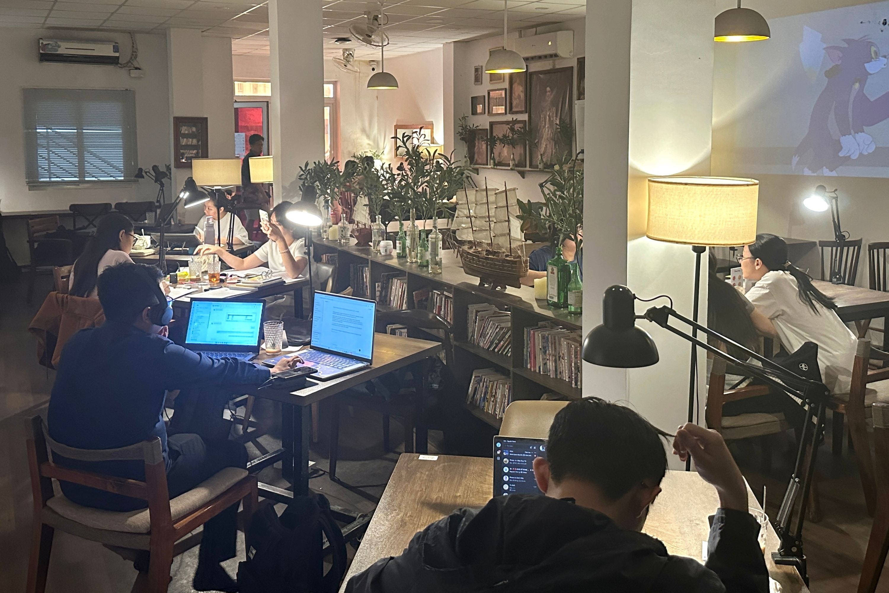 'Cam re' o quan ca phe TP.HCM ngay cuoi cung di lam hinh anh