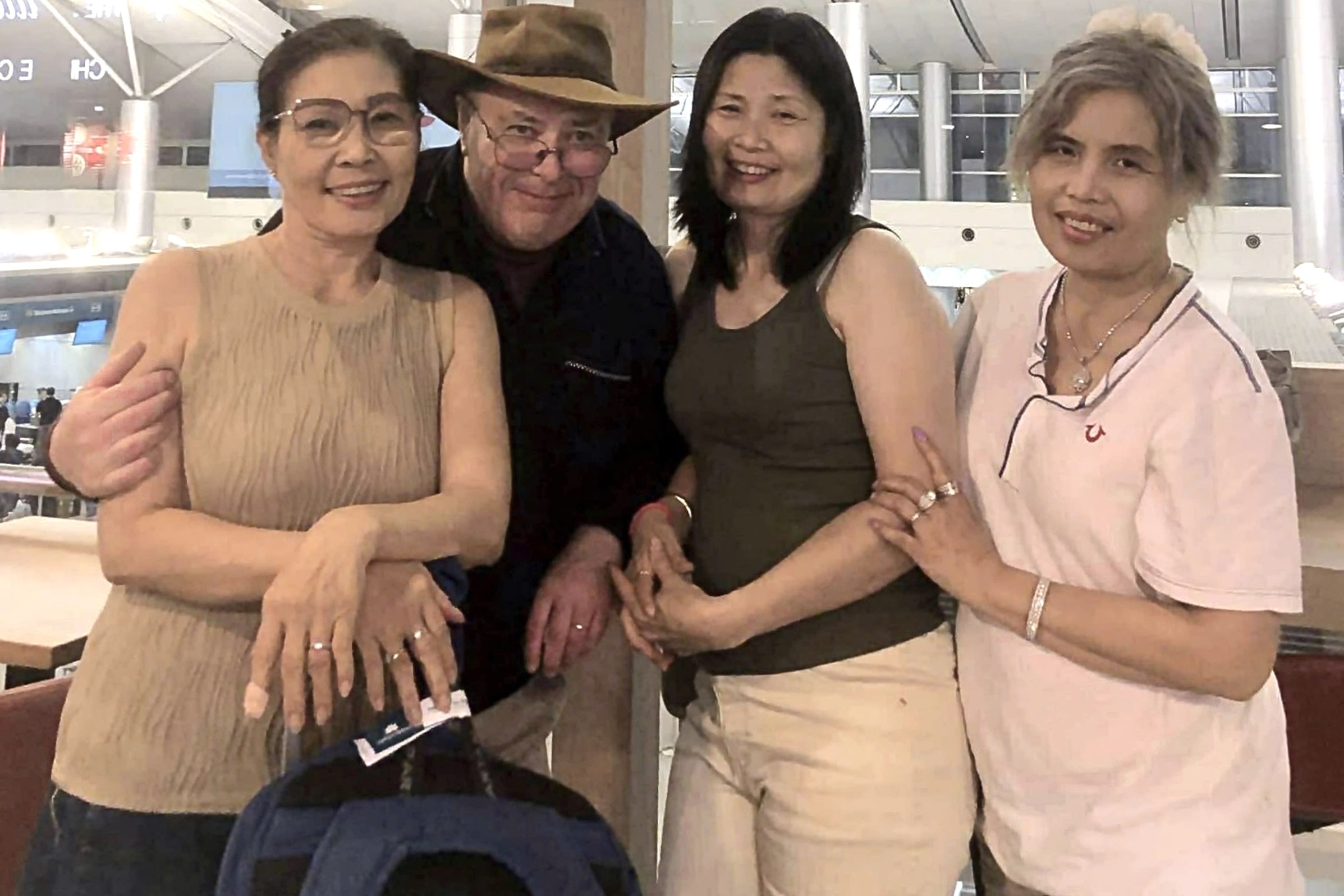 Chi vo oa don em gai lay chong Australia ve an Tet sau 14 nam hinh anh