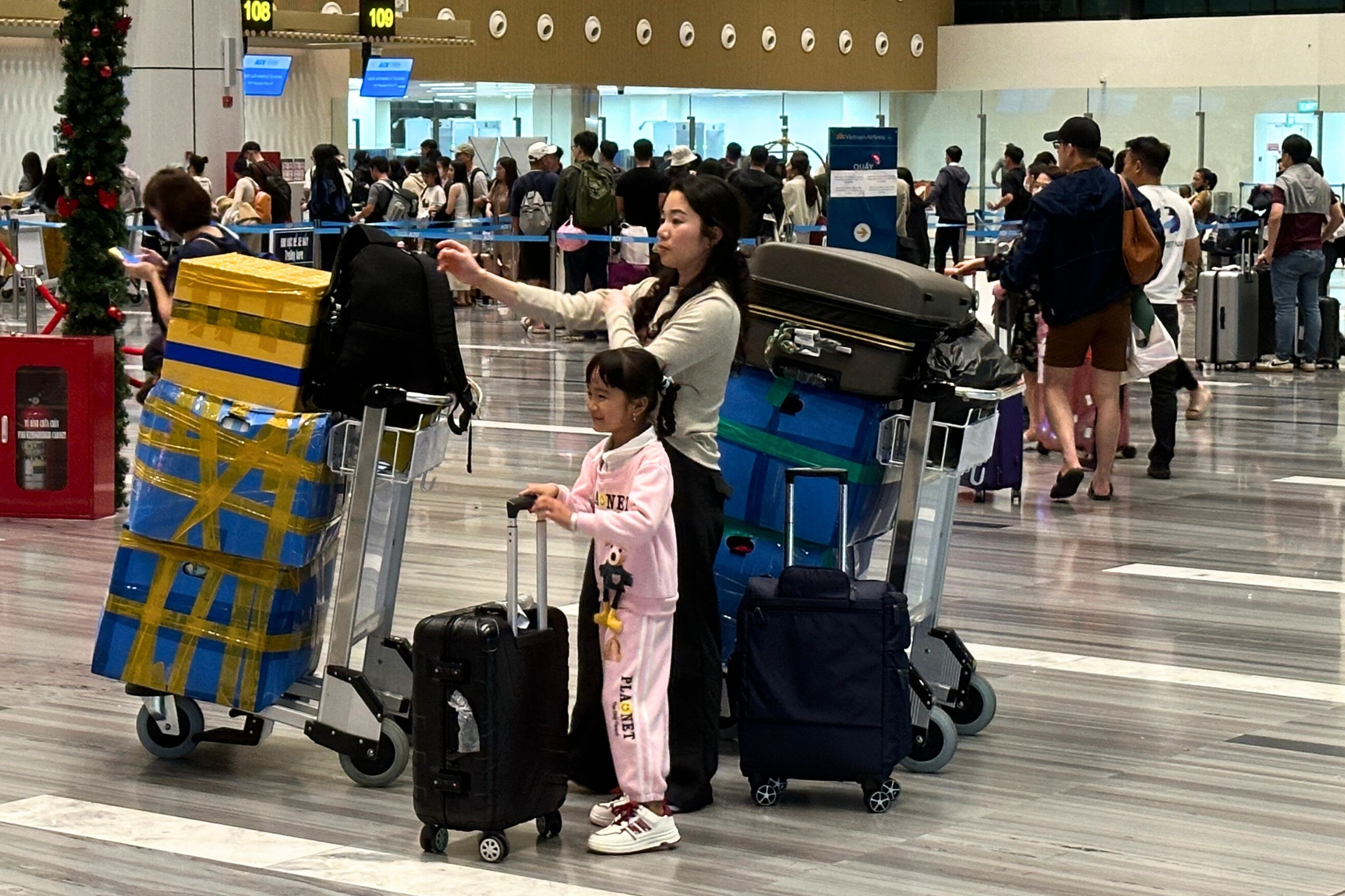 Tra het no sau 10 nam, gia dinh o TP.HCM hao huc bay ve que an Tet hinh anh