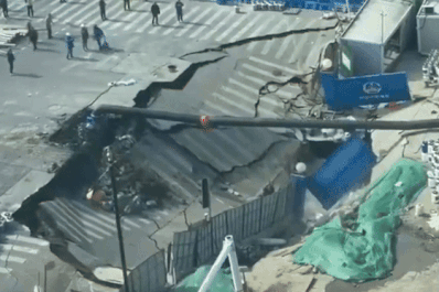 Hố tử thần bất ngờ mở toác, 'nuốt chửng' con đường đông đúc ở TQ