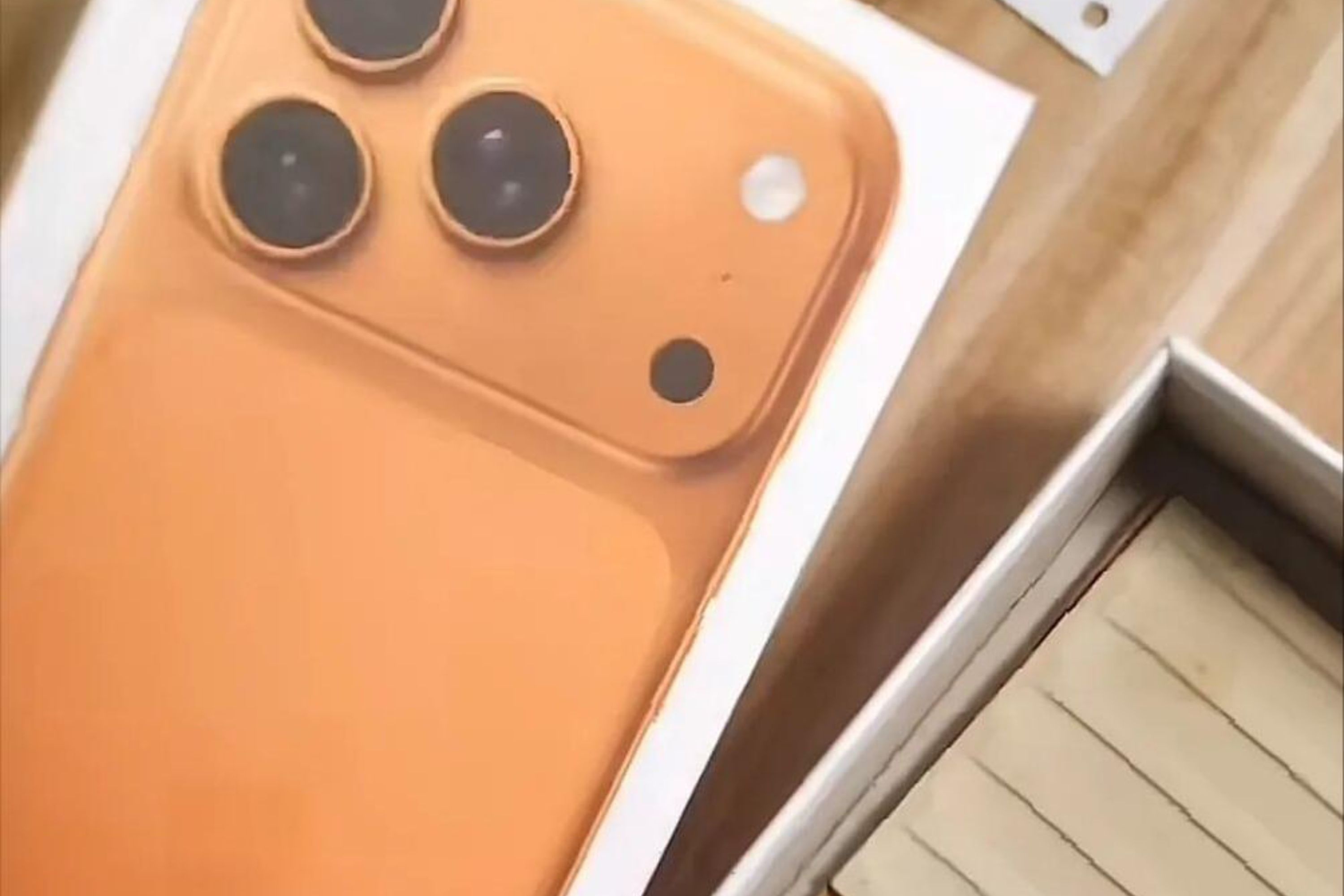 Trung iPhone 17 Pro Max o tiec tat nien, mo hop chi thay gach hinh anh