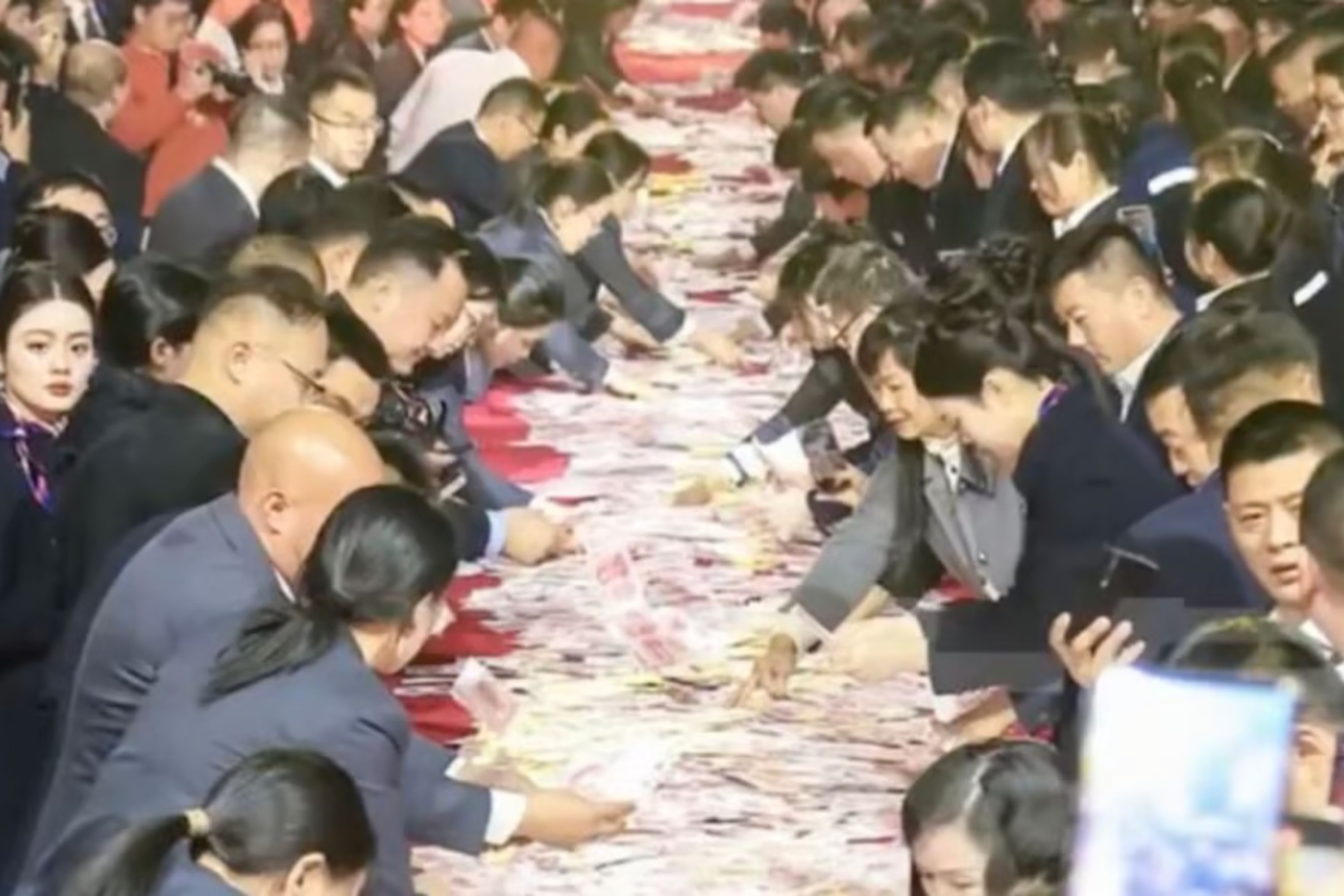 Tiec tat nien 'ngap trong tien' o TQ, 7.000 nhan vien dem khong xue hinh anh