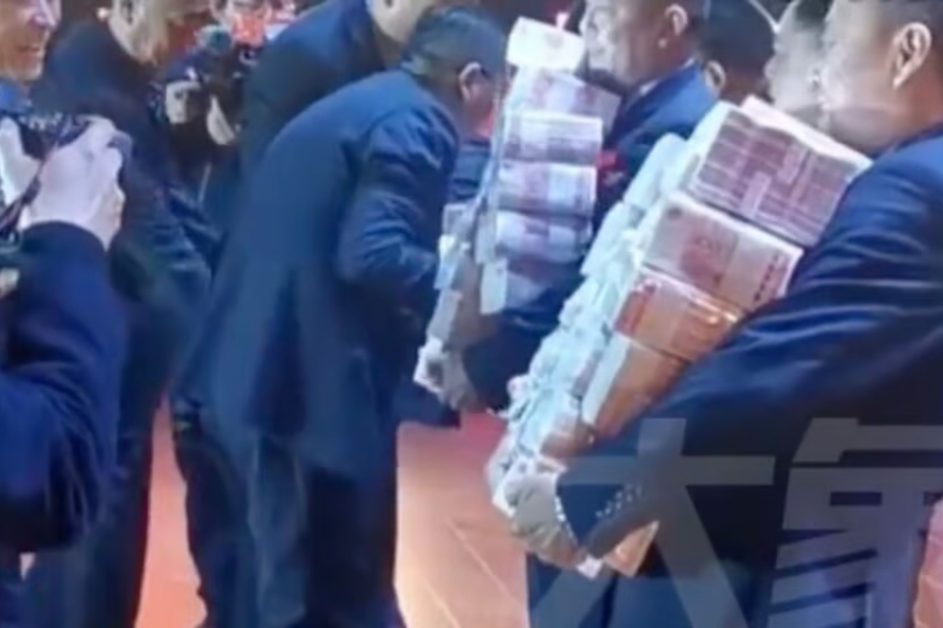 7.000 nhan vien dem tien moi tay o tiec tat nien cong ty TQ hinh anh