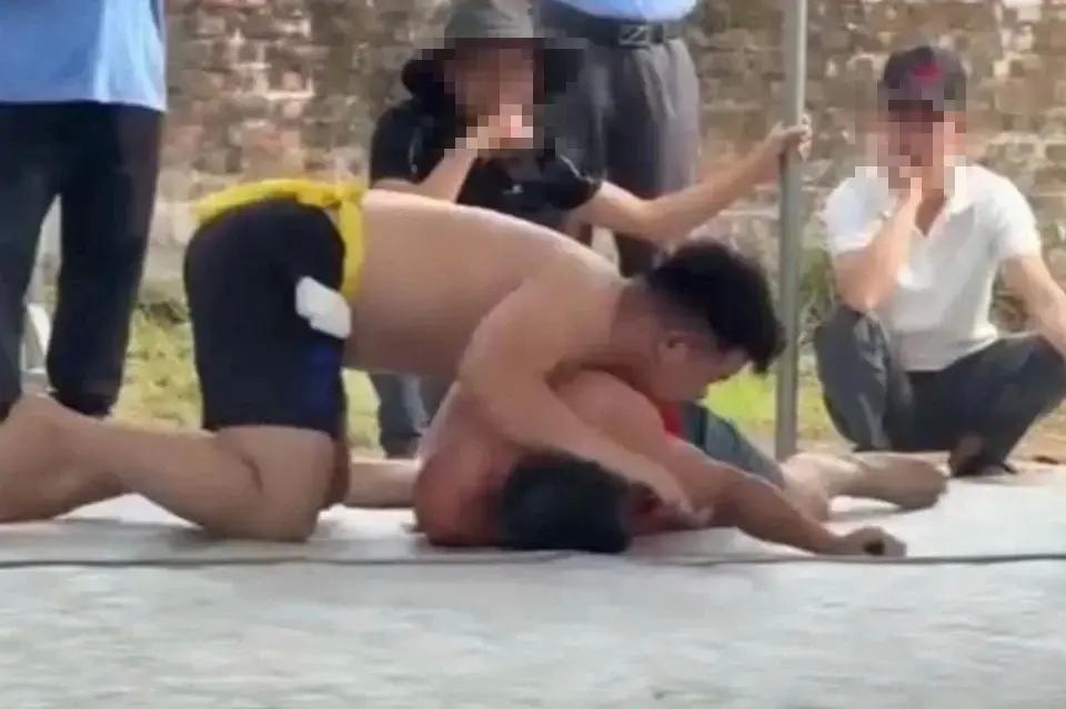 Cong an vao cuoc vu do vat tu vong tai hoi lang o Ha Noi hinh anh