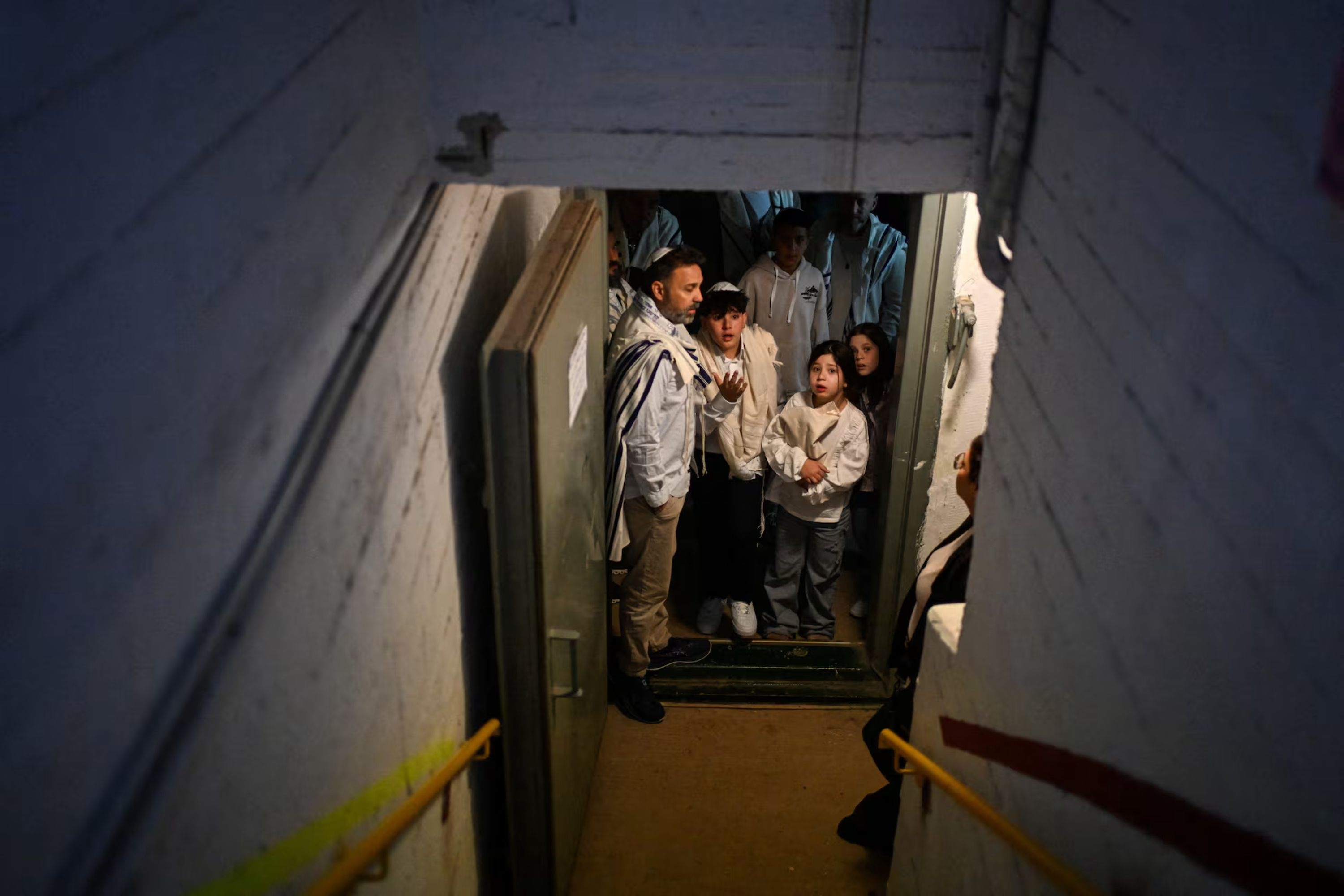 Canh nguoi dan Israel o at tim ham tru an hinh anh