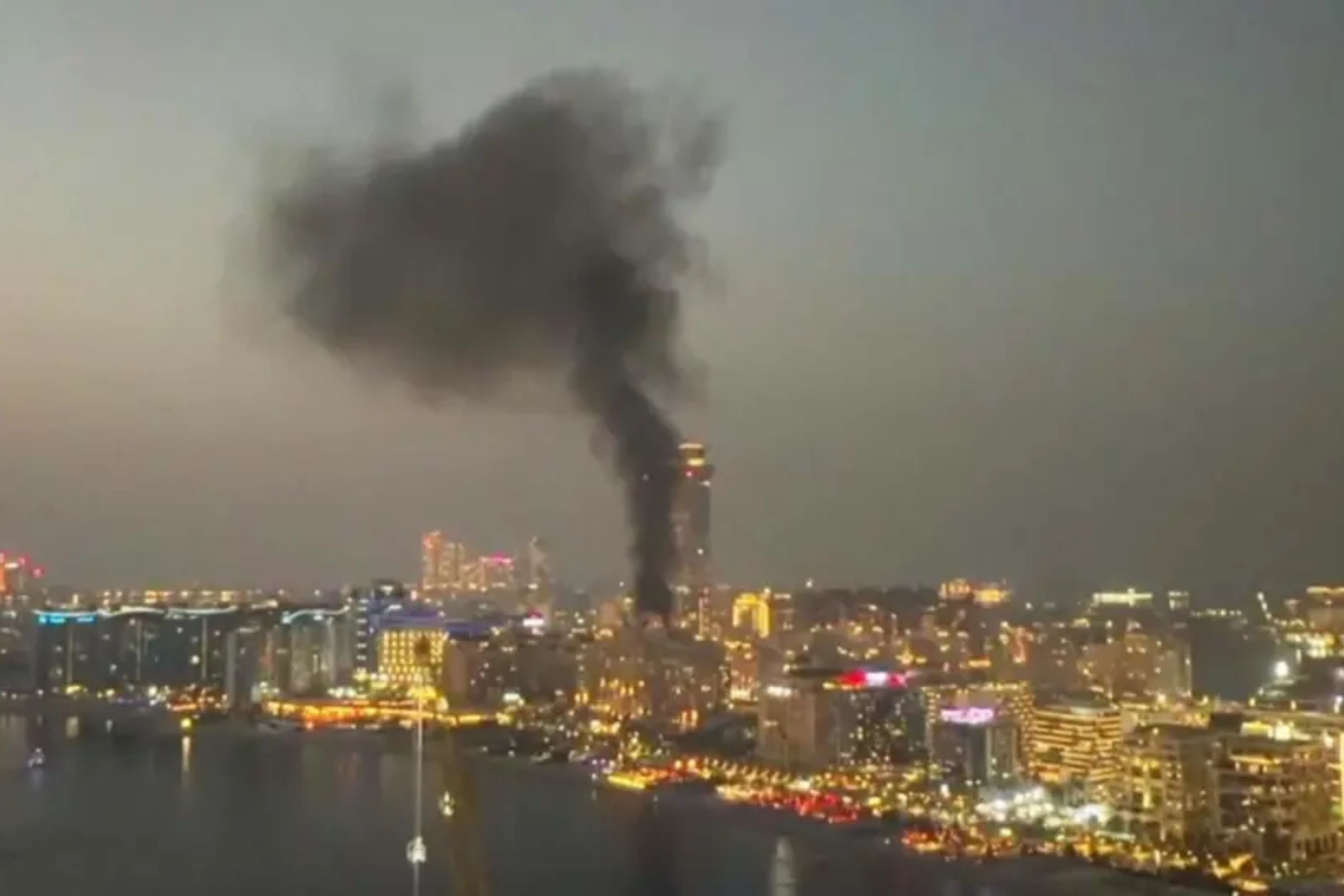 Gioi nha giau Dubai tuong nham ten lua Iran la phao hoa hinh anh