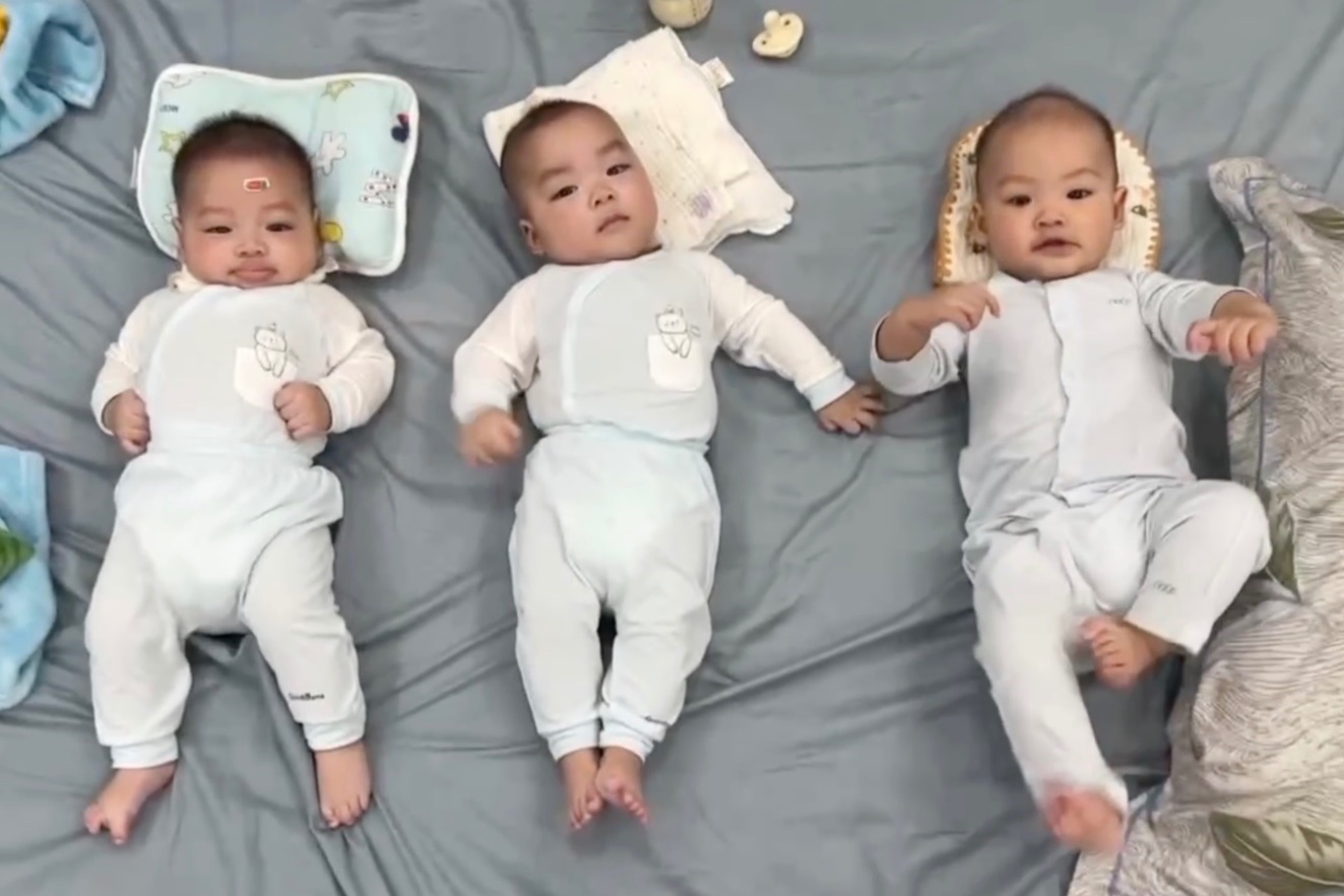 Me va con gai cung sinh con, ca nha tat bat cham '3 cau chau' hinh anh