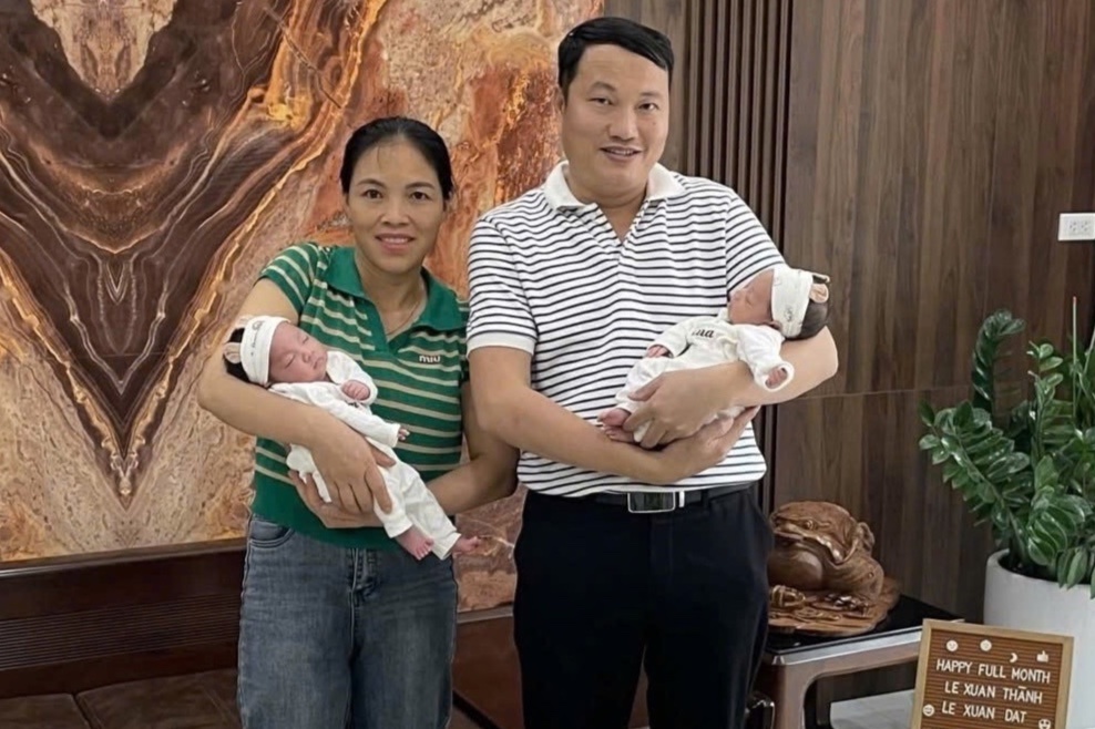 Con gai 25 tuoi moi sinh, me U50 cung de sinh doi sau 2 thang hinh anh