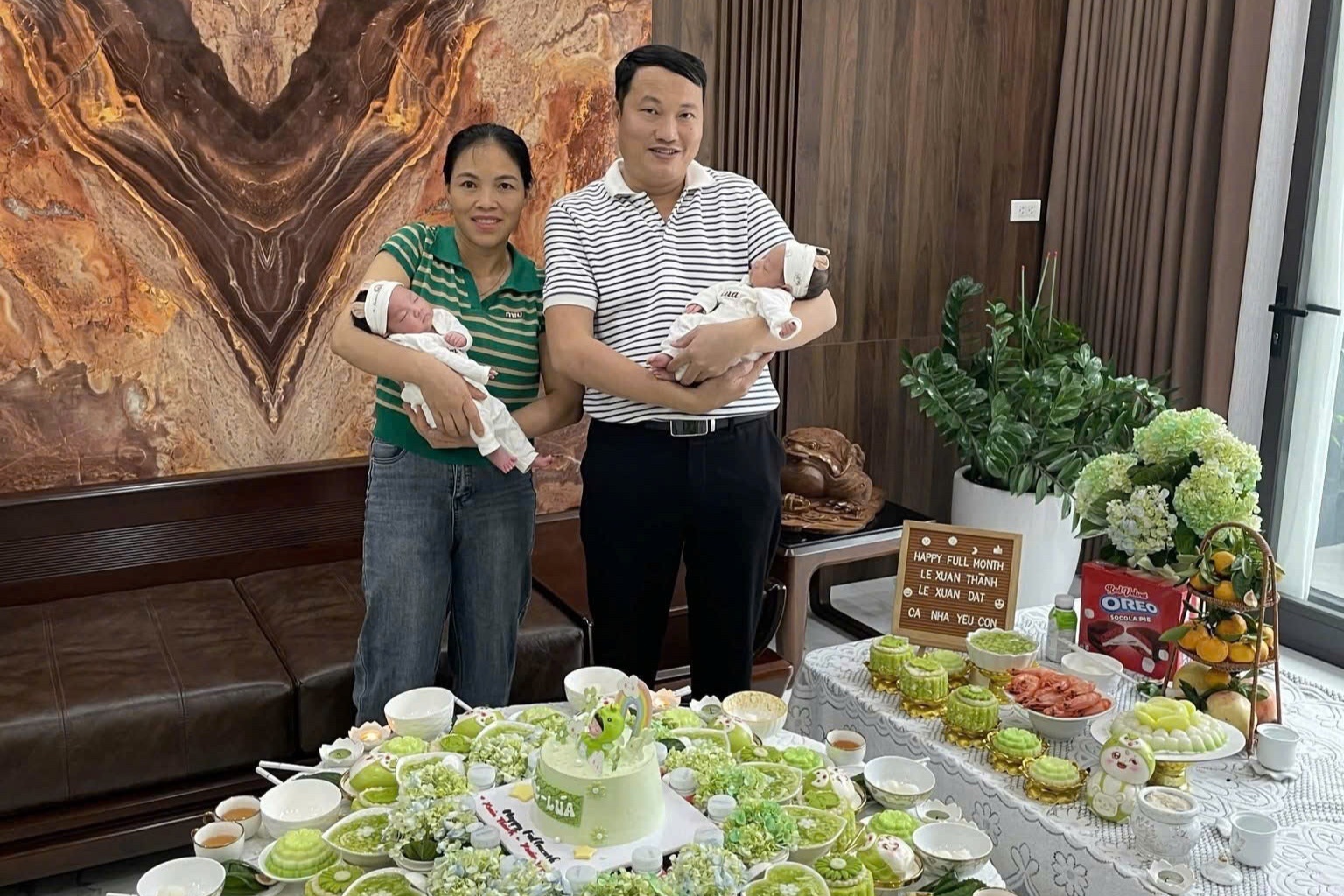 me U50 sinh doi anh 1