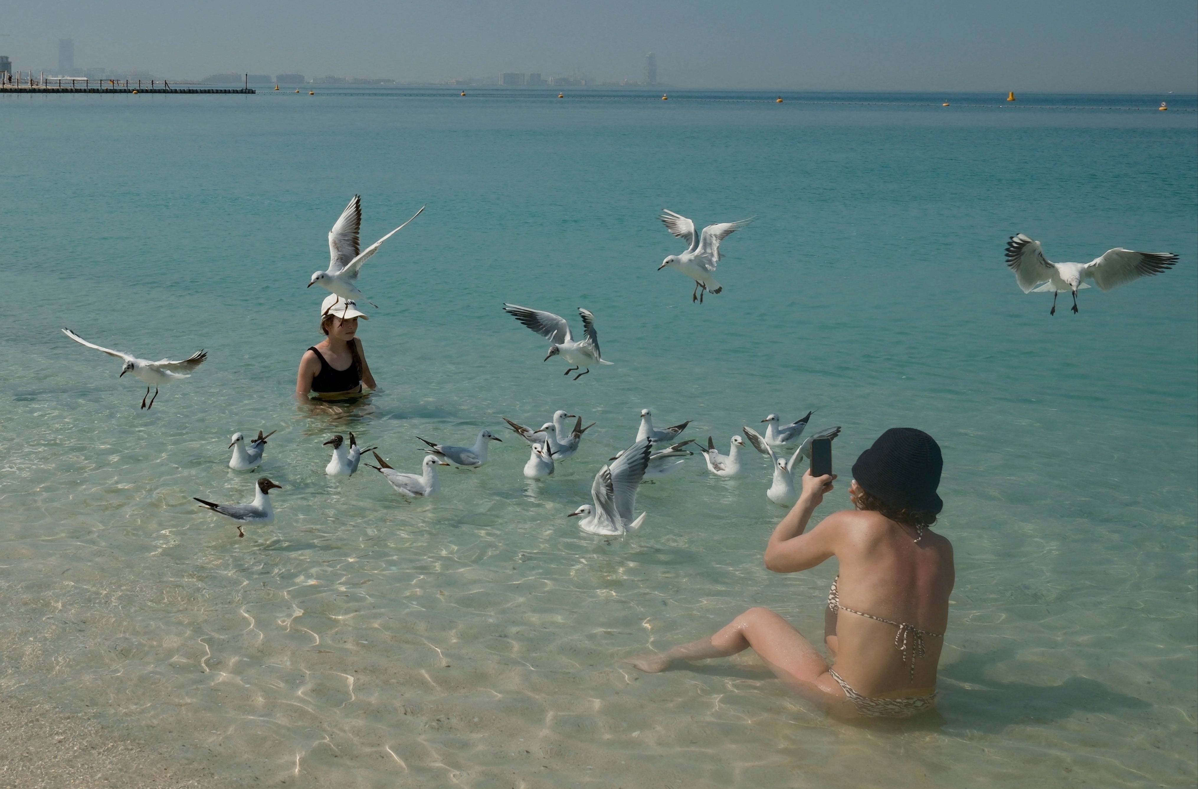 Nguoi giau o UAE van tam bien, di bar hinh anh
