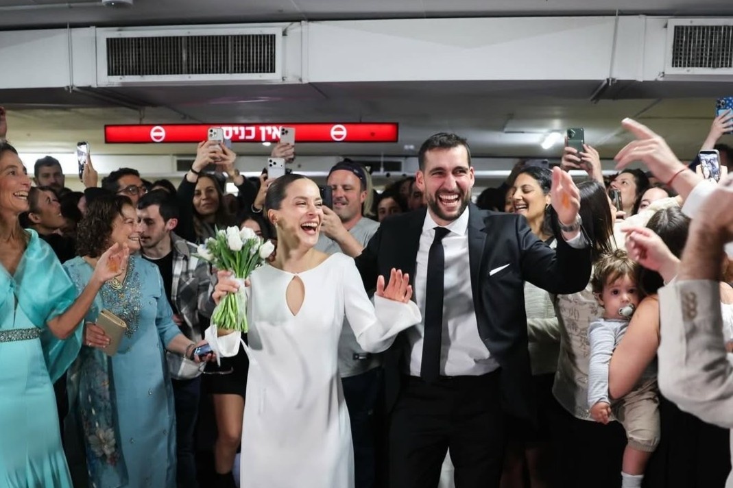 Dam cuoi trong ham tru bom o Israel hinh anh