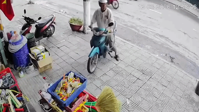 Người đàn ông vừa rời vỉa hè bất ngờ sụt ổ gà sâu ở Đà Nẵng