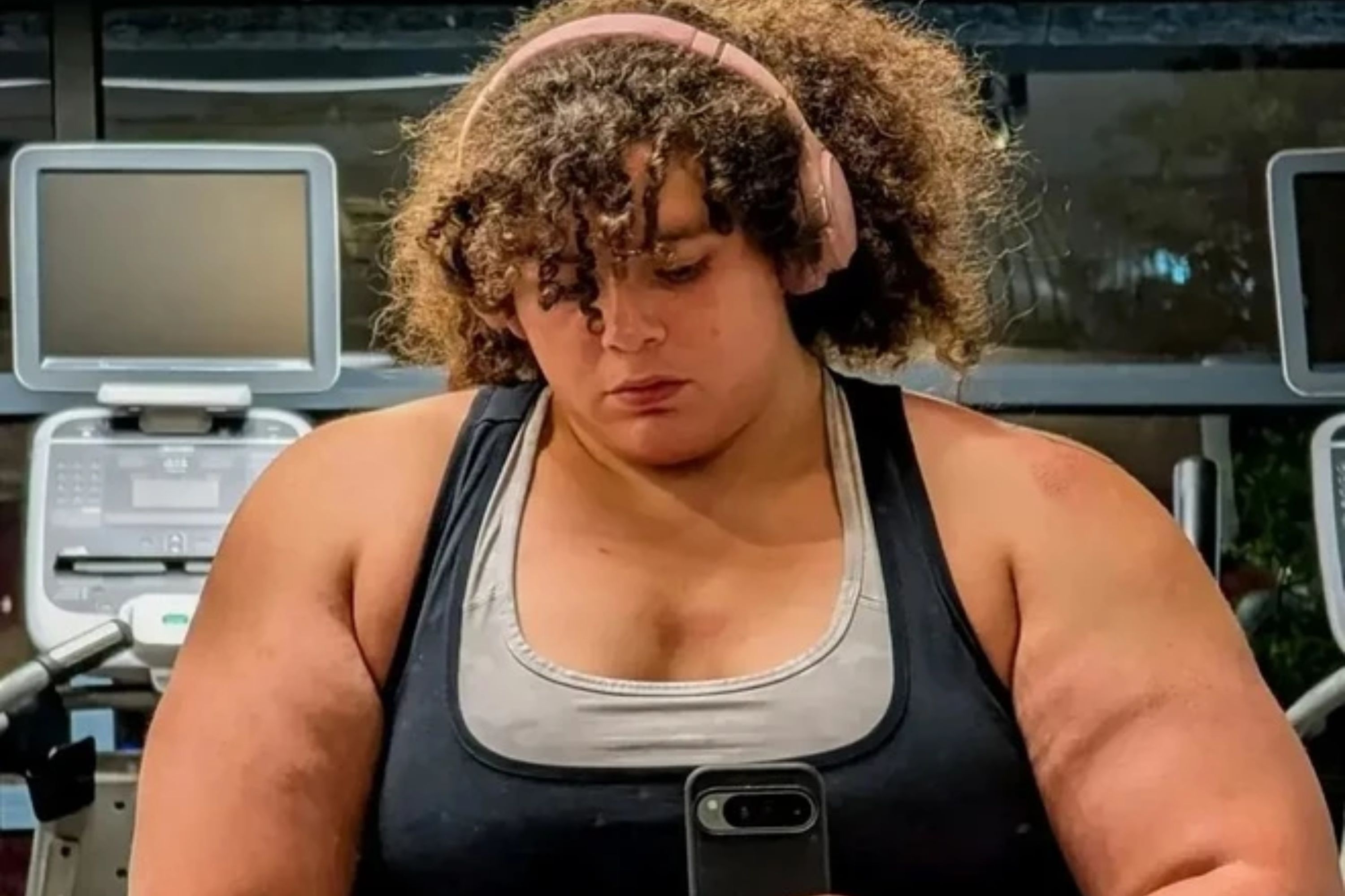 'Nguoi phu nu manh nhat the gioi' bi lat tay la dan ong len tieng hinh anh