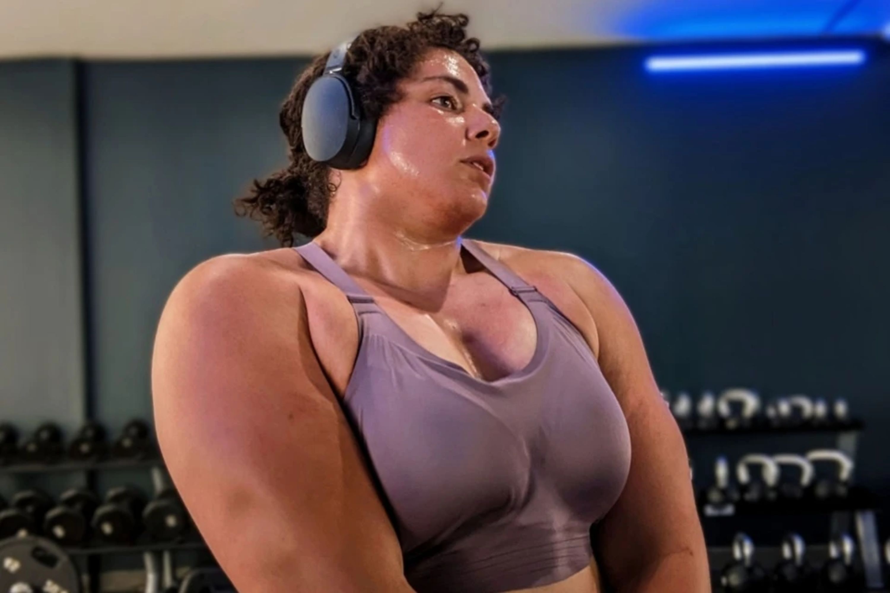 'Nguoi phu nu manh nhat the gioi' bi lat tay la dan ong len tieng hinh anh