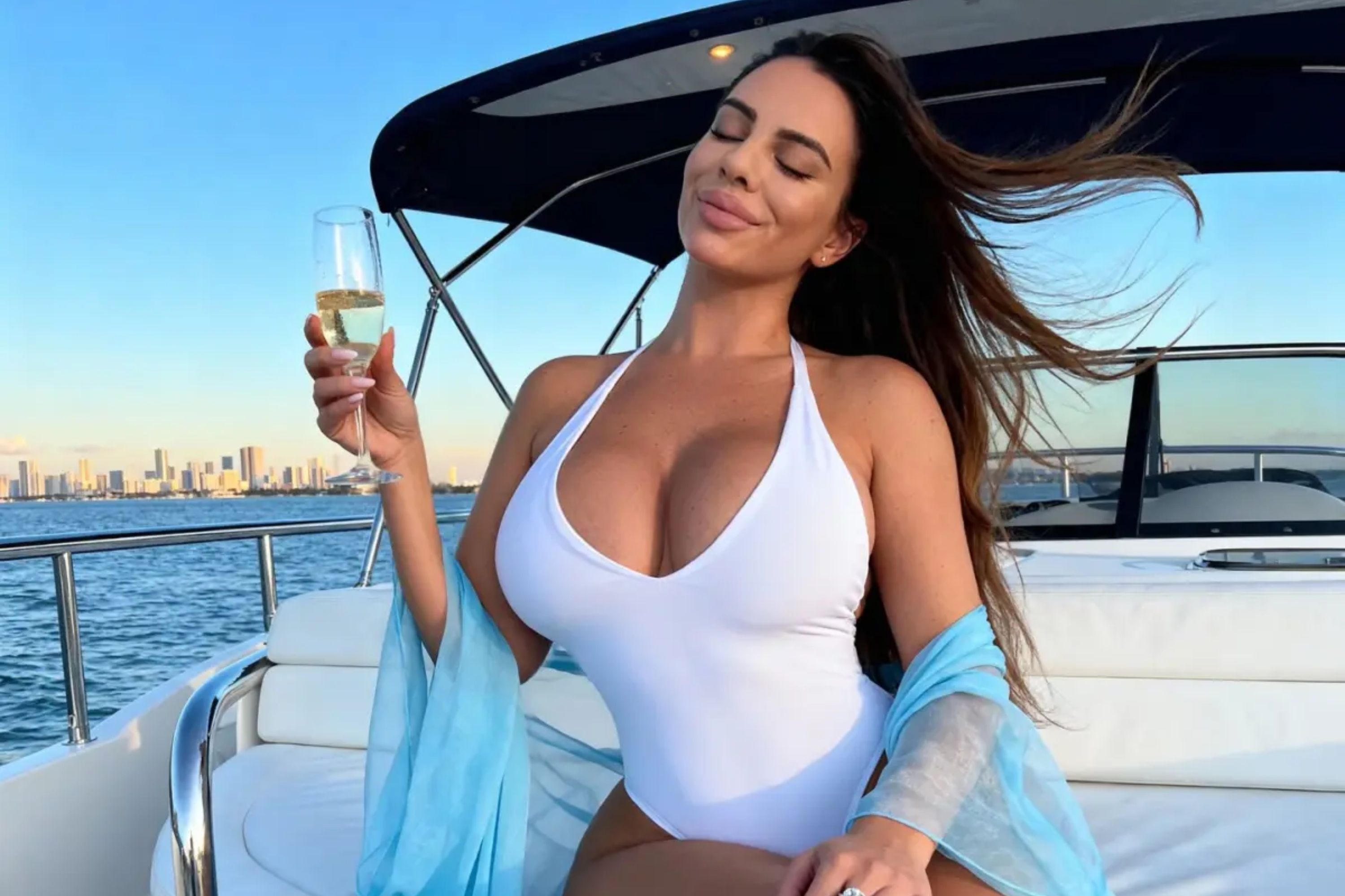 Bi mat gay soc tren sieu du thuyen phuc vu toan ty phu hinh anh