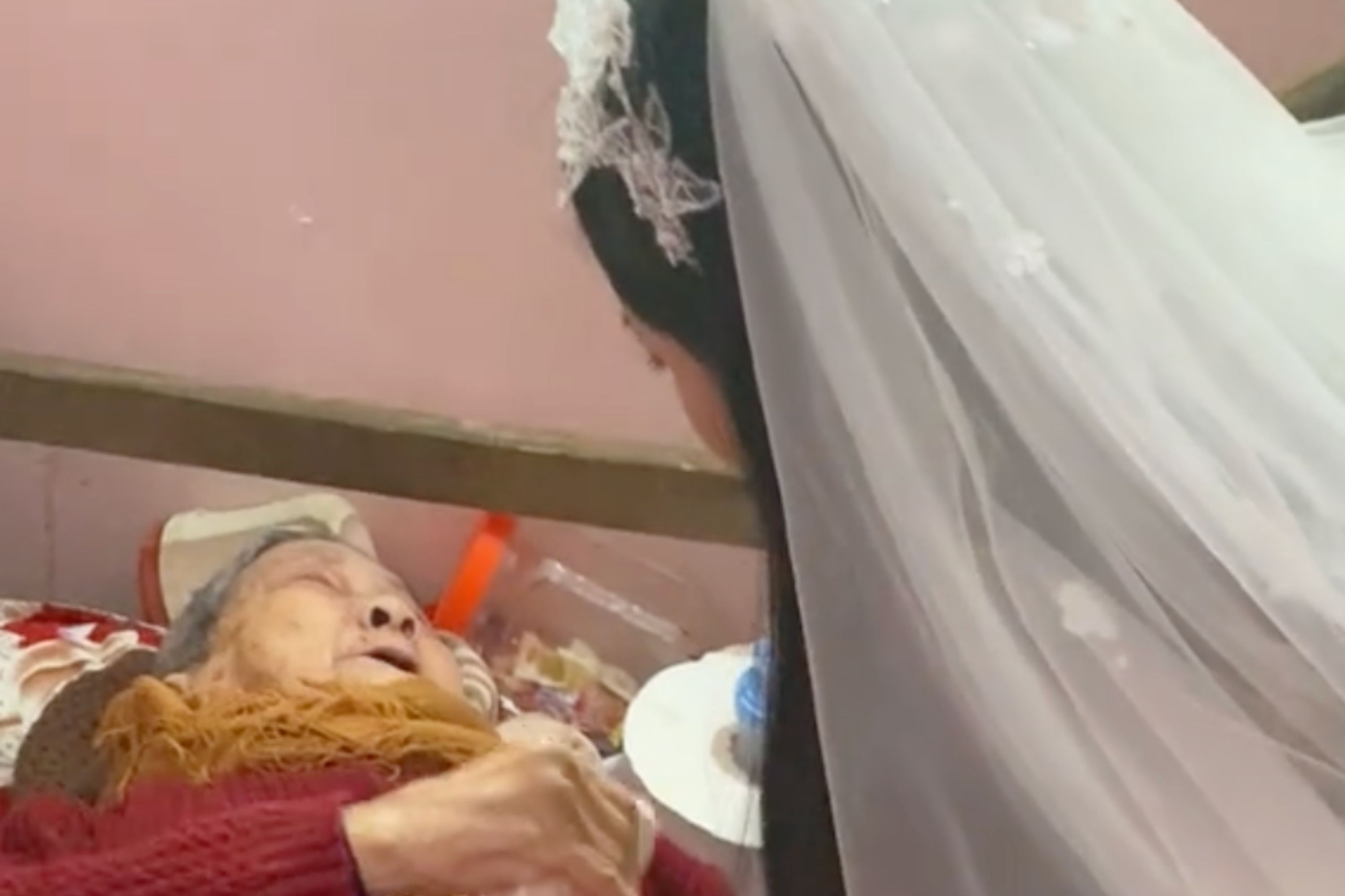 Chau gai tam biet ba 90 tuoi truoc khi lay chong gay xuc dong hinh anh