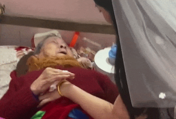 Ba noi 90 tuoi meu mao khoc tien chau gai di lay chong hinh anh