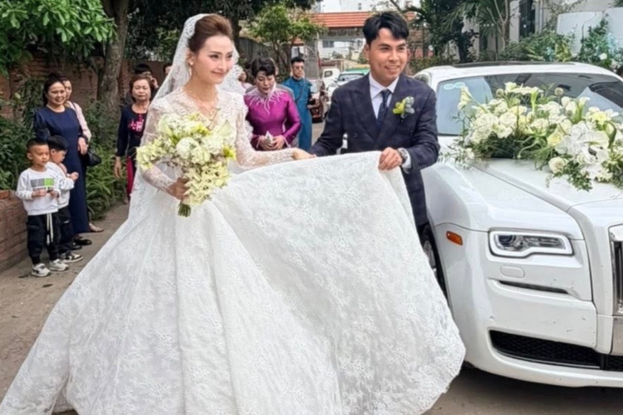 Cau thu Duc Huy va MC Mu Tat cuoi hinh anh