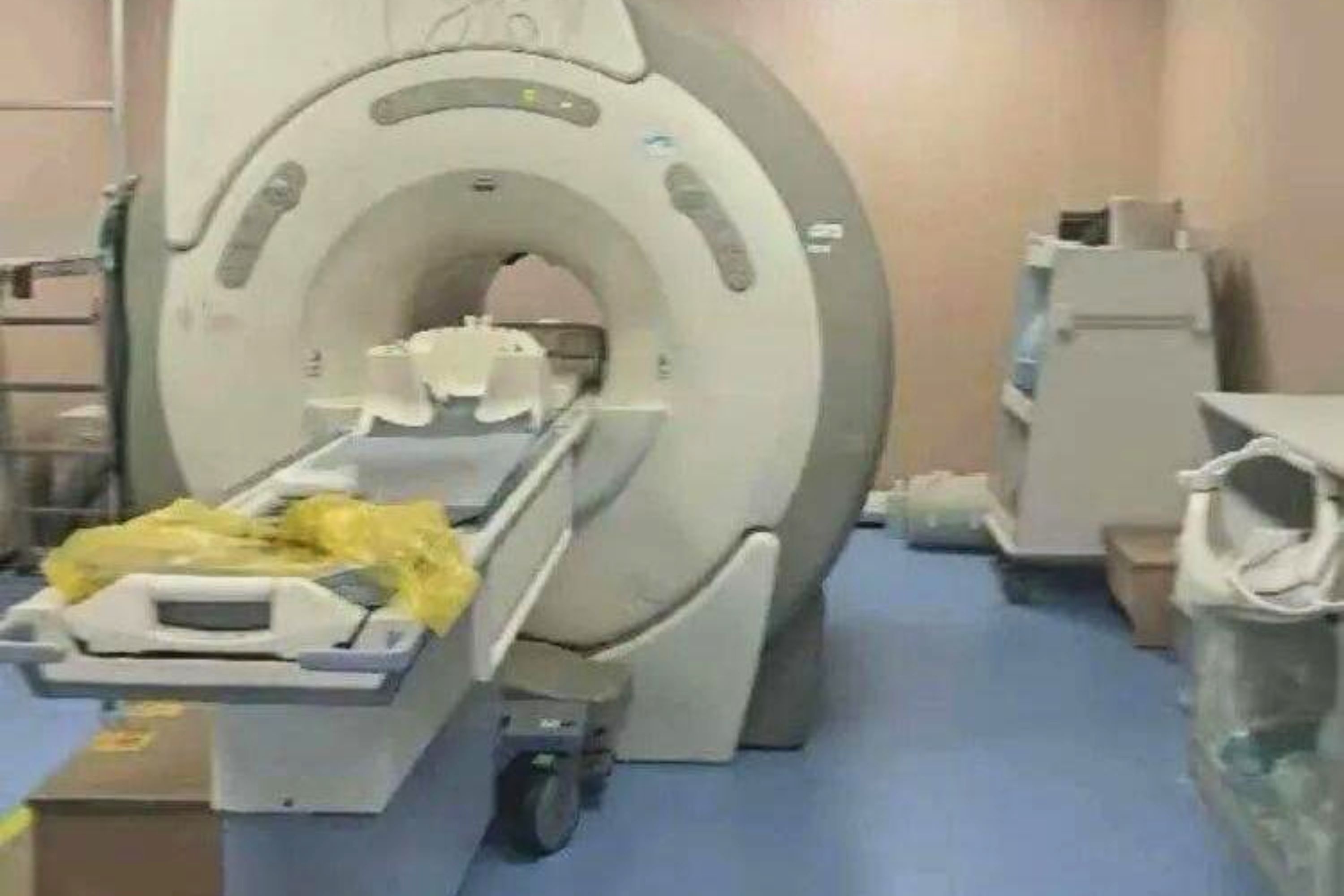 Di chup MRI 20 phut, nguoi dan ong TQ bi 'nhot' trong may ca dem hinh anh