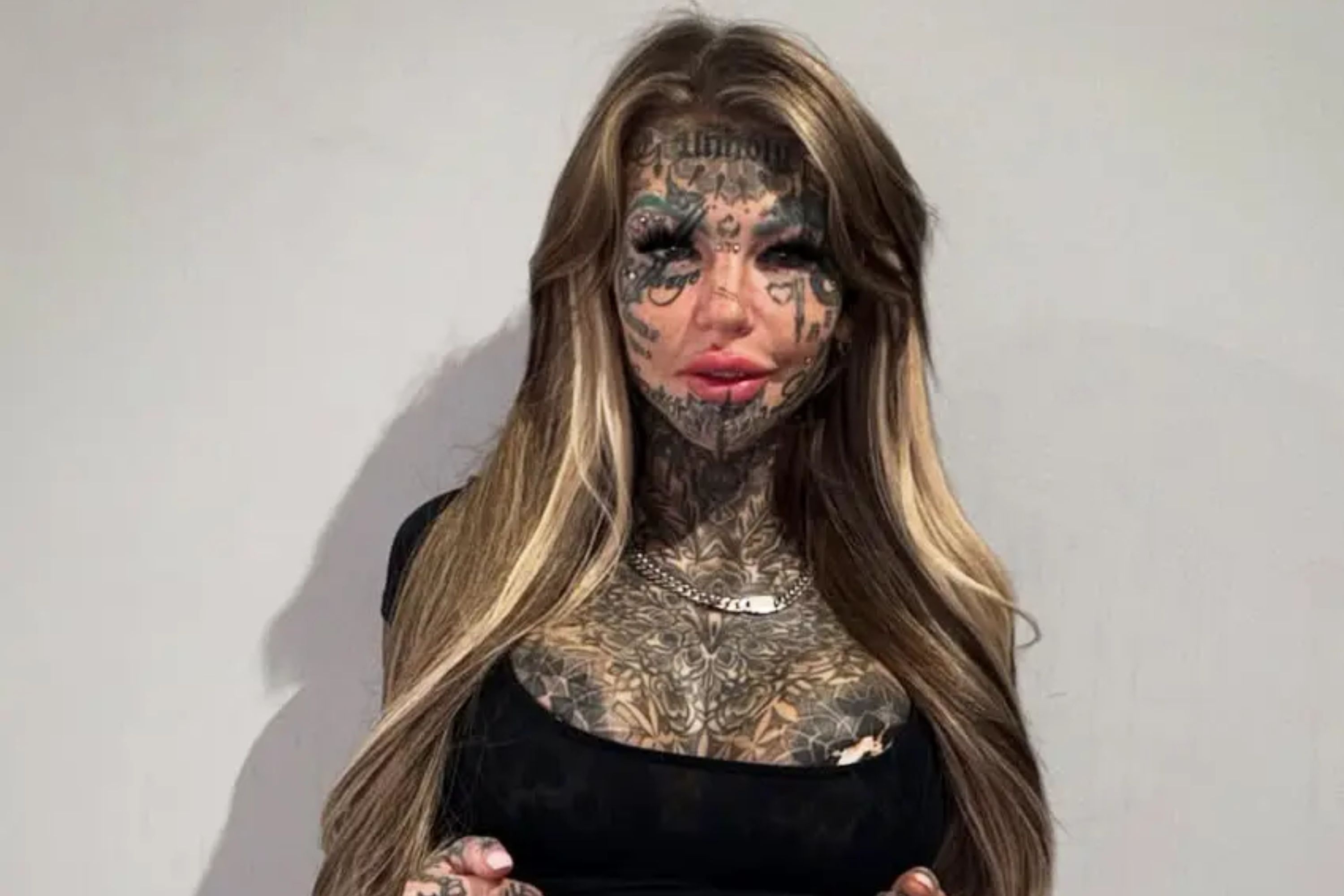 'Co gai rong' soc khi thay hinh anh cua minh hau xoa xam toan bo hinh anh