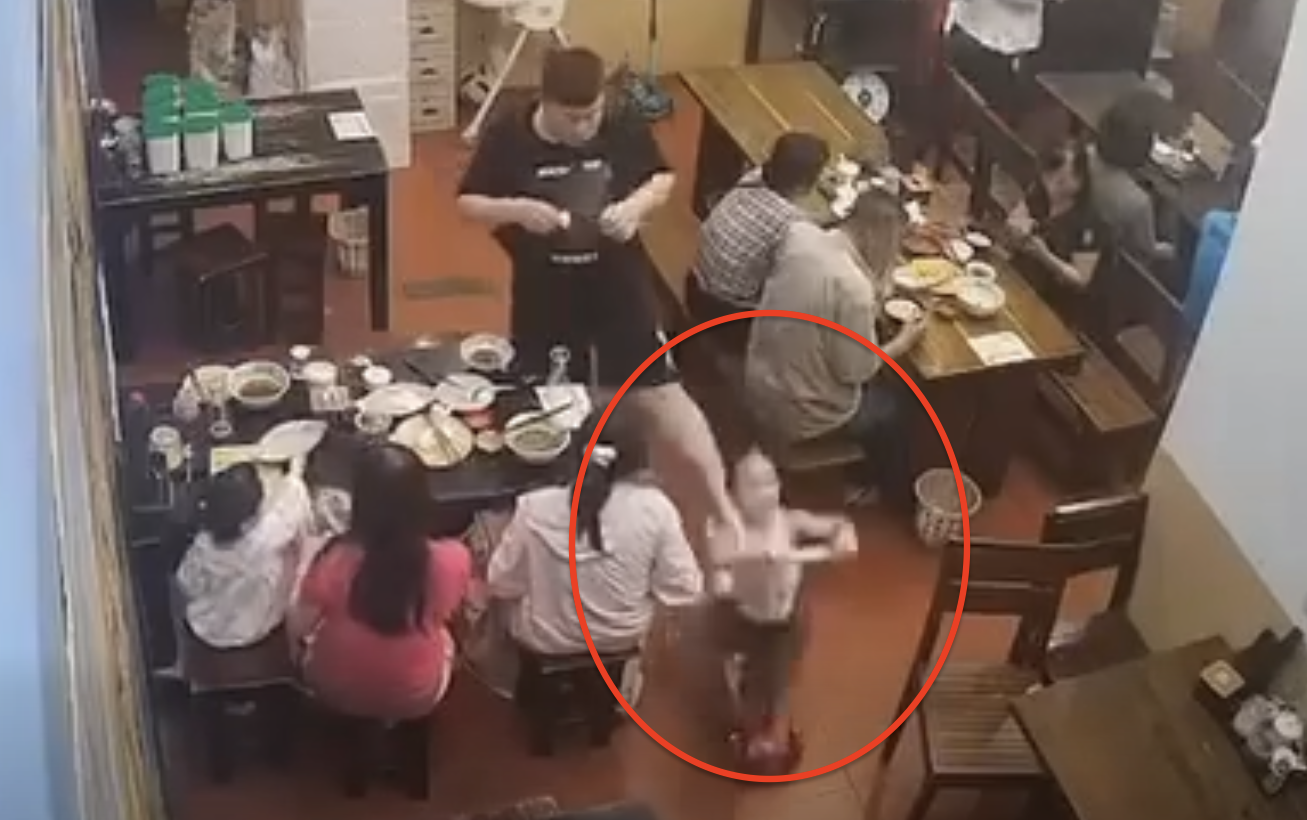 Dieu tra nam thanh nien dap nga be gai trong quan an gay phan no hinh anh