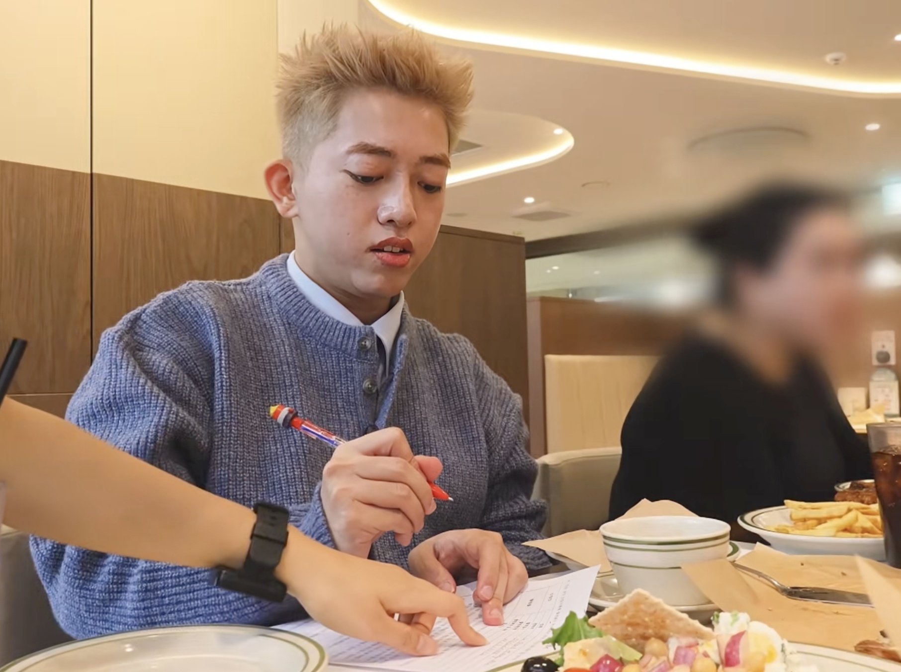 Thay gi khi TikToker Viet phai ky 'bien ban' o nha hang Han Quoc? hinh anh