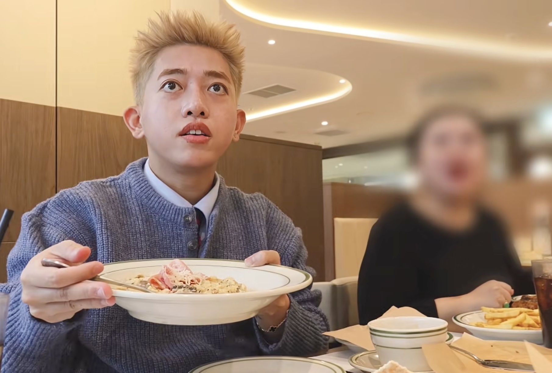 Thay gi khi TikToker Viet phai ky 'bien ban' o nha hang Han Quoc? hinh anh