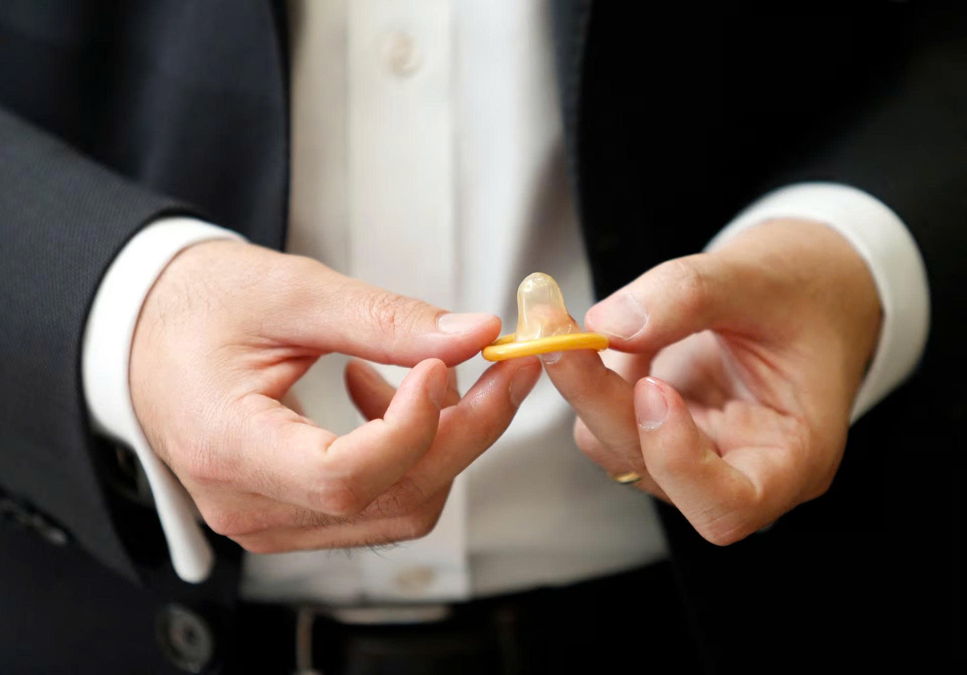 Bao cao su sap tang gia hinh anh