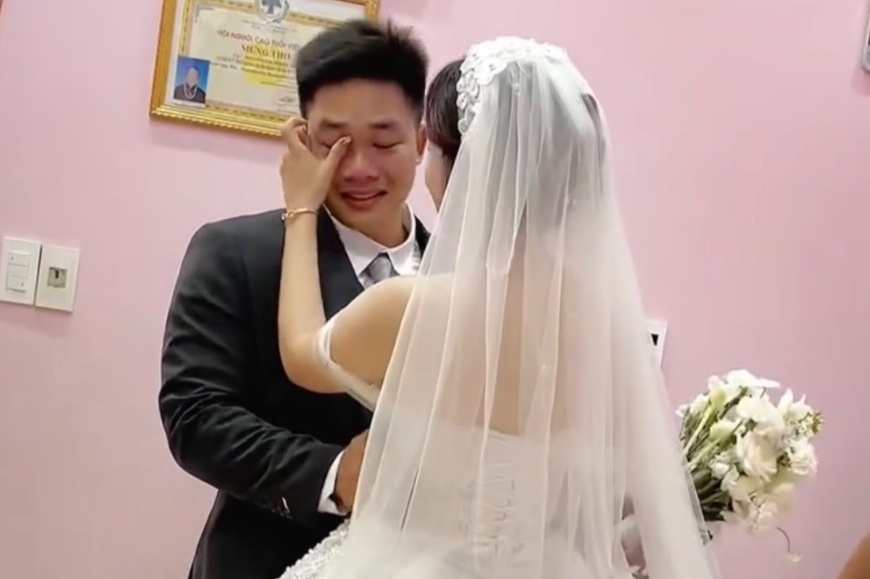 Khoanh khac chu re khoc nuc no trong le don dau hinh anh