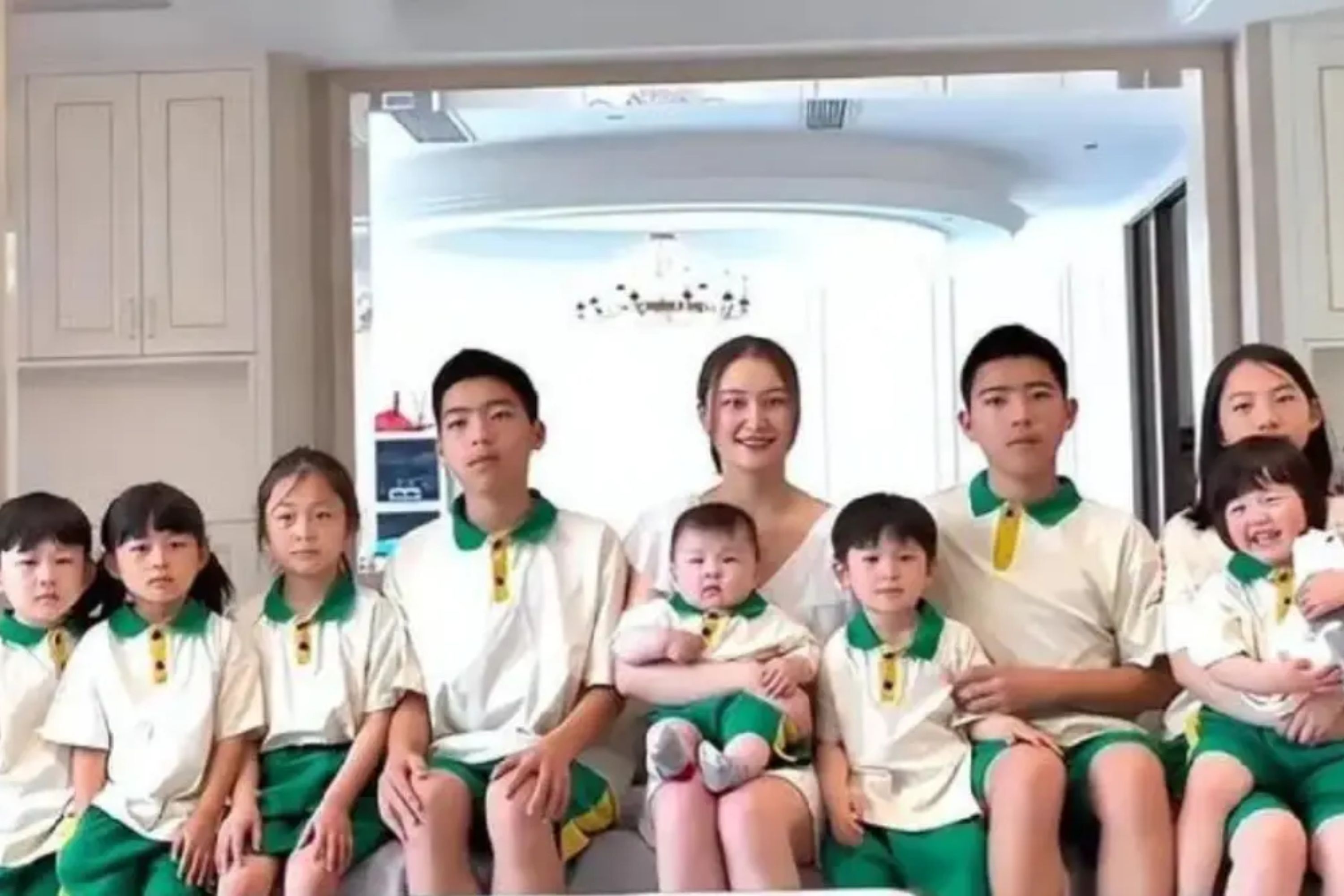 sinh 9 con anh 1
