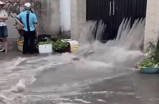 Sau mua lon, nuoc cong phun xoi xa tu nen nha dan o Dong Nai hinh anh