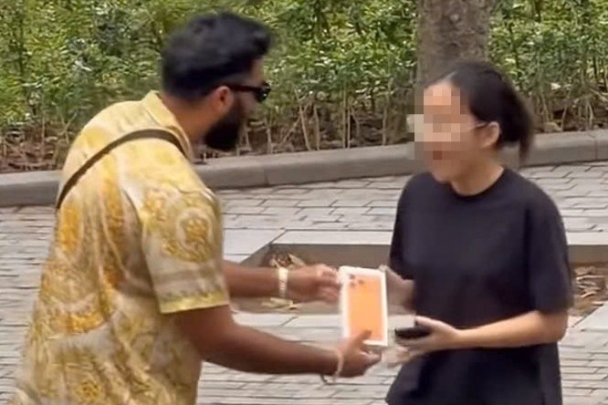 TikToker trieu fan len tieng khi bi to dan canh tang iPhone o ho Guom hinh anh