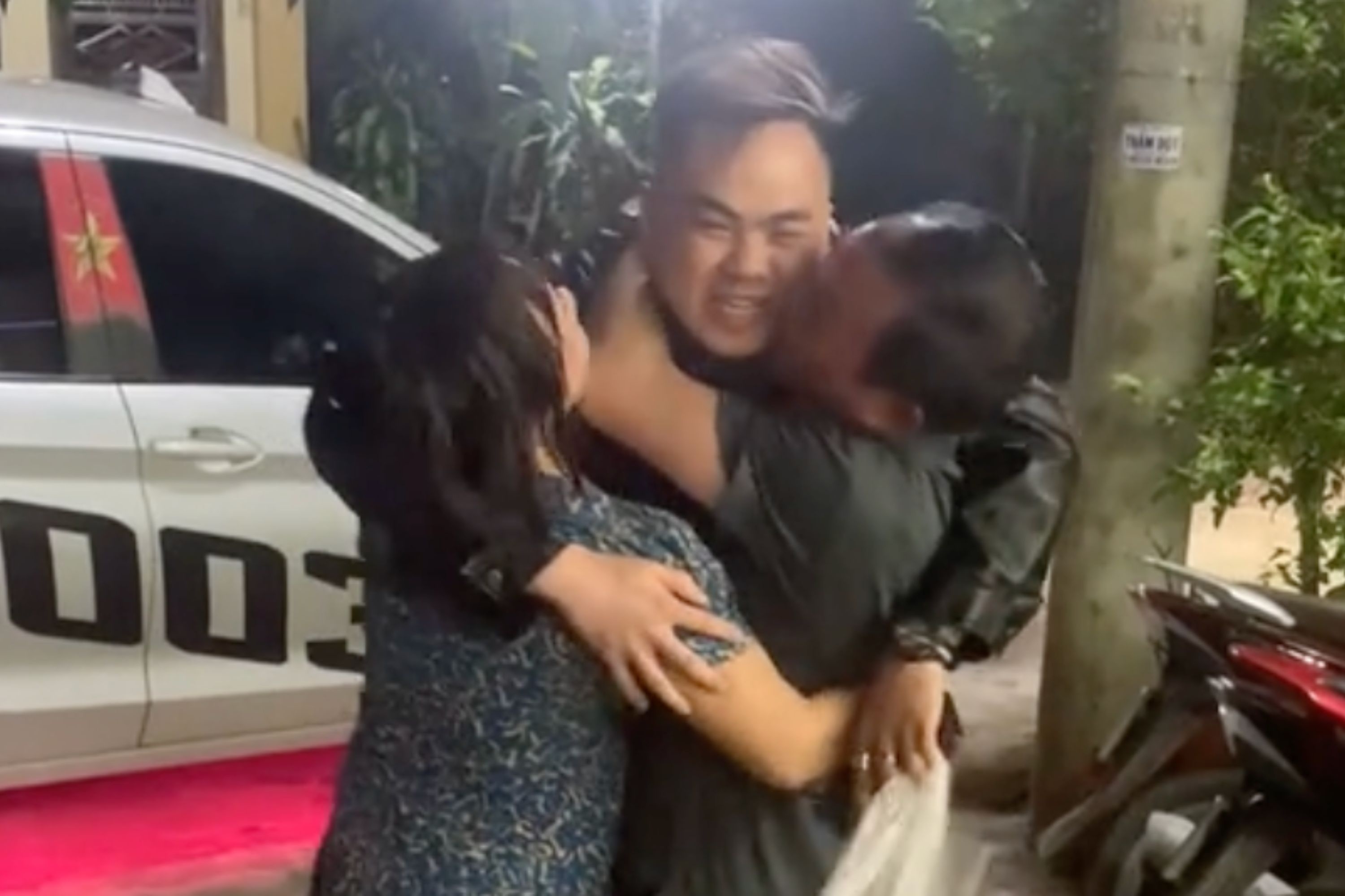 Khoanh khac con trai tro ve sau 3 nam du hoc khien trieu nguoi xuc dong hinh anh