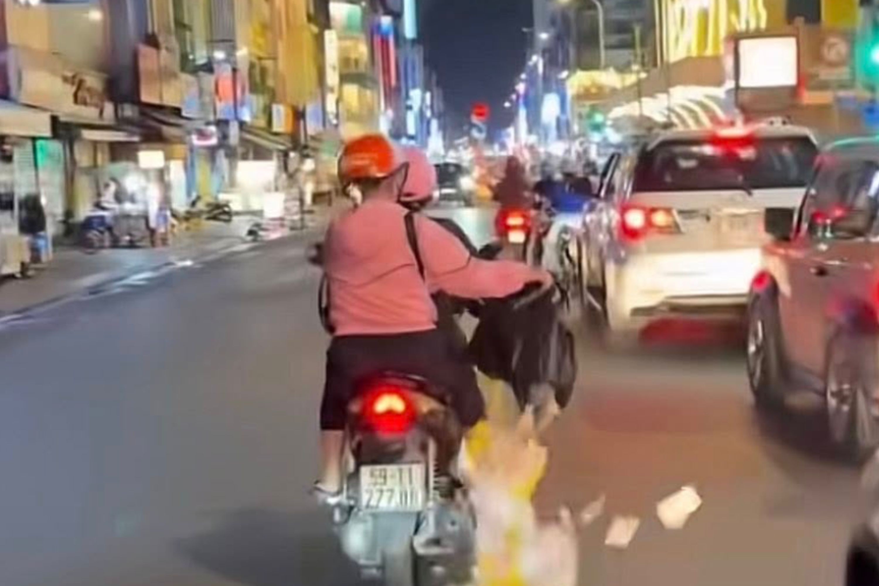 Lan truyen clip nguoi phu nu rai giay nghi vang ma giua duong o TPHCM hinh anh