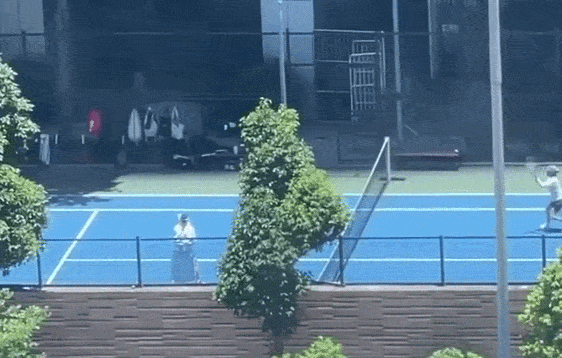 Nhom nguoi choi tennis giua trua nang gat 40 do C gay soc hinh anh